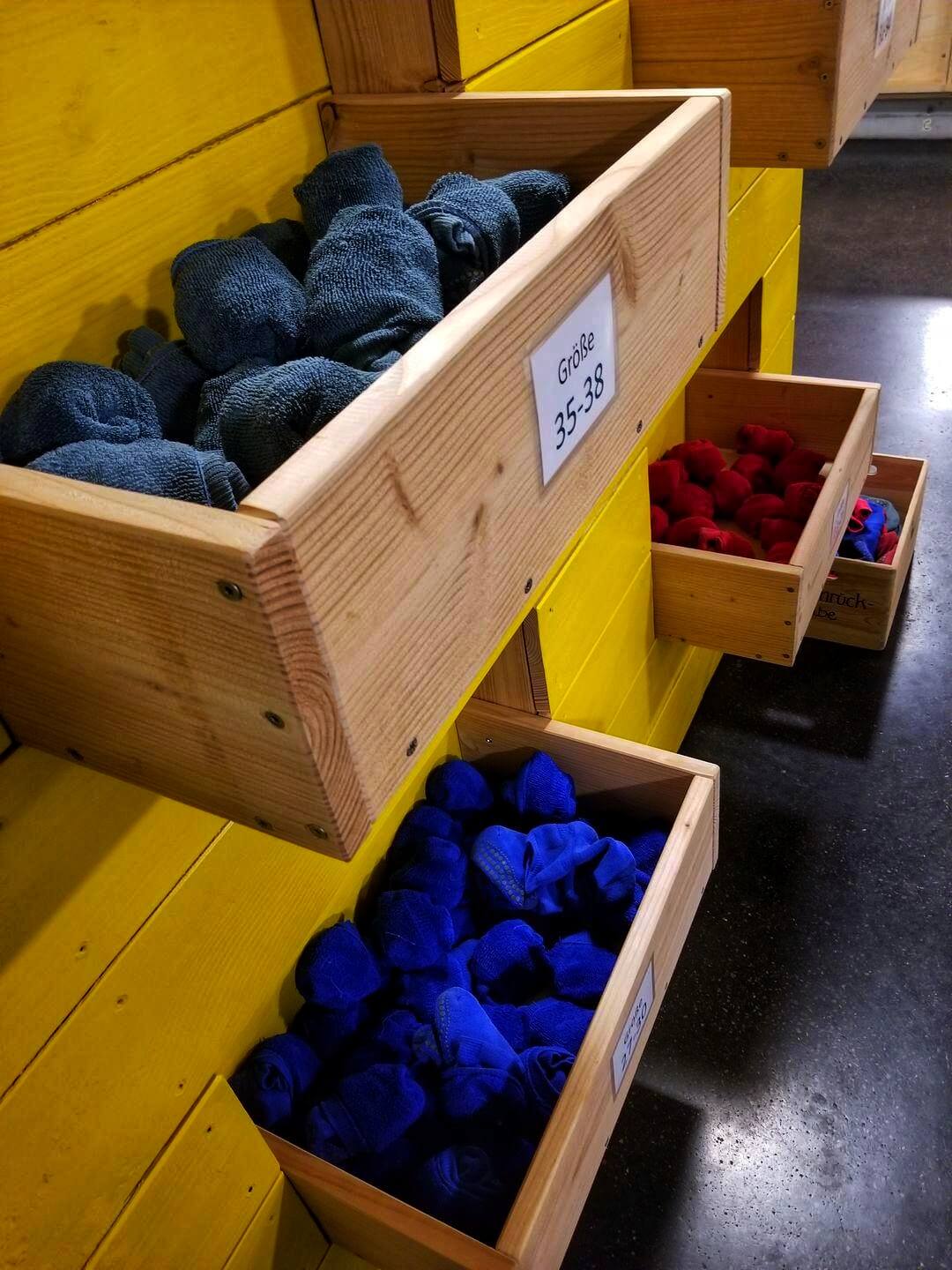 Hier sieht man Sockenboxen in der Kinderbaustelle in Stuttgart. Ein tolles Regenwetter Ausflugsziel für Familien mit Kindern.