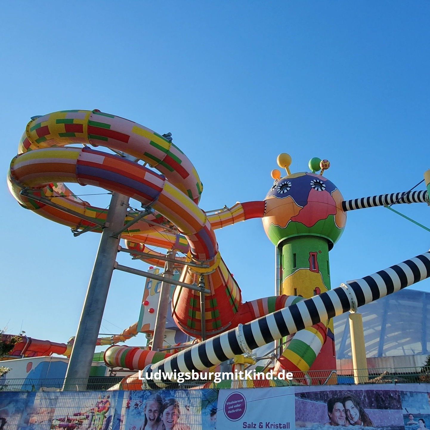 Ein Junge sitzt in einem Fallschirm vor einem Monitor. Das ist eine Station in der Experimenta Heilbronn, ein beliebtes  Ausflugsziel für Familien.