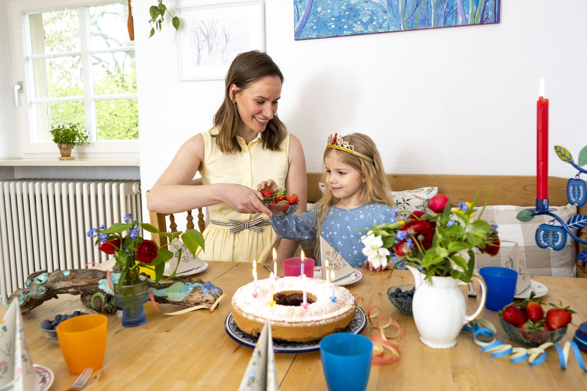 Kinder malen beim Kindergeburtstag am Monrepos im Paradiesgärtchen Ludwigsburg ein Bild im Rahmen eines Kindergeburtstages in Ludwigsburg.