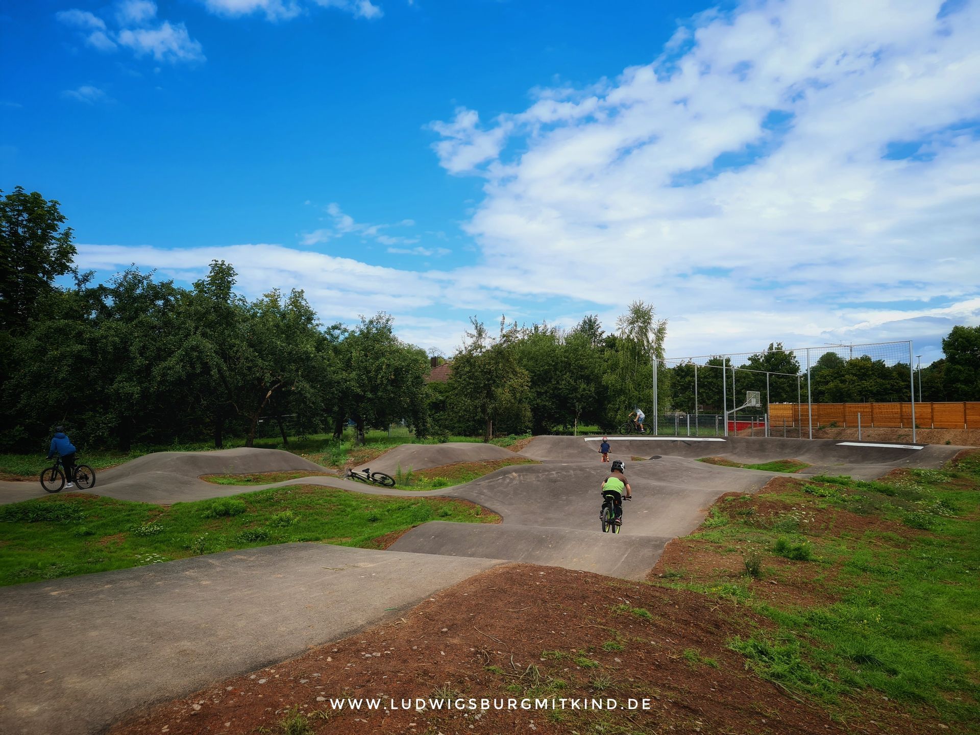 Spieplatz mit Pumptrack, Freizeitgelände für Familien, Stadt am Bach, Großbottwar