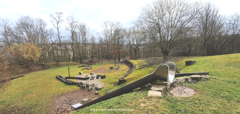 Eine lange Rutsche und viele Baumstämme auf dem Spielplatz am Ludwigsburger Hungerberg