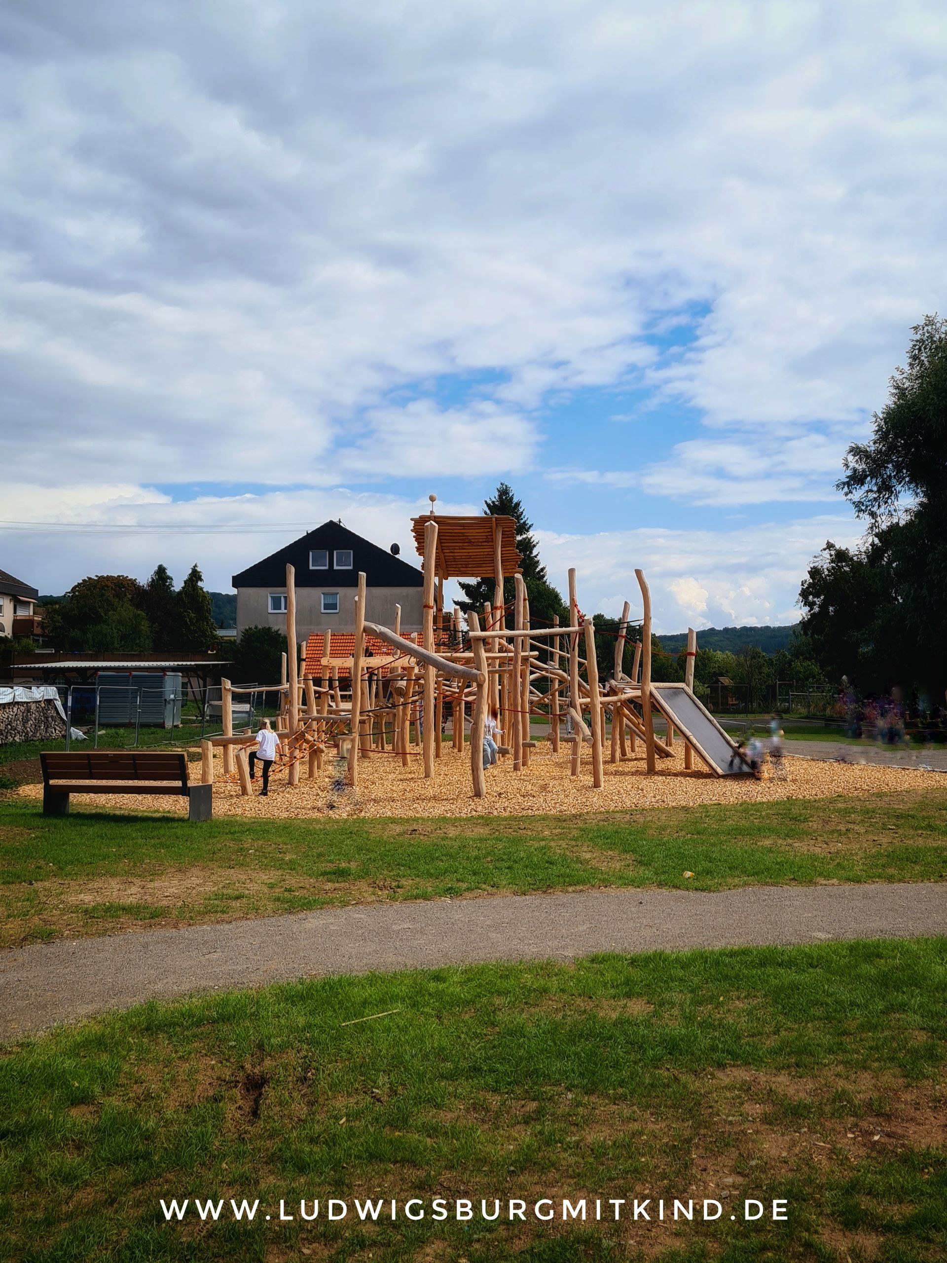 Spieplatz mit Pumptrack, Freizeitgelände für Familien, Stadt am Bach, Großbottwar