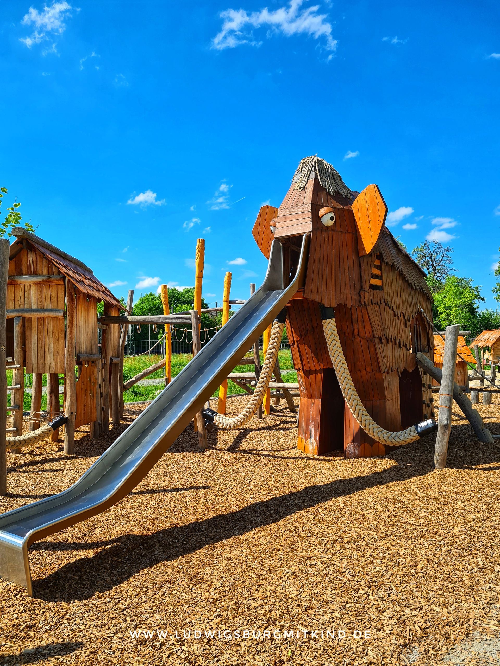 Steinzeit Spielplatz für Familien mit Kindern