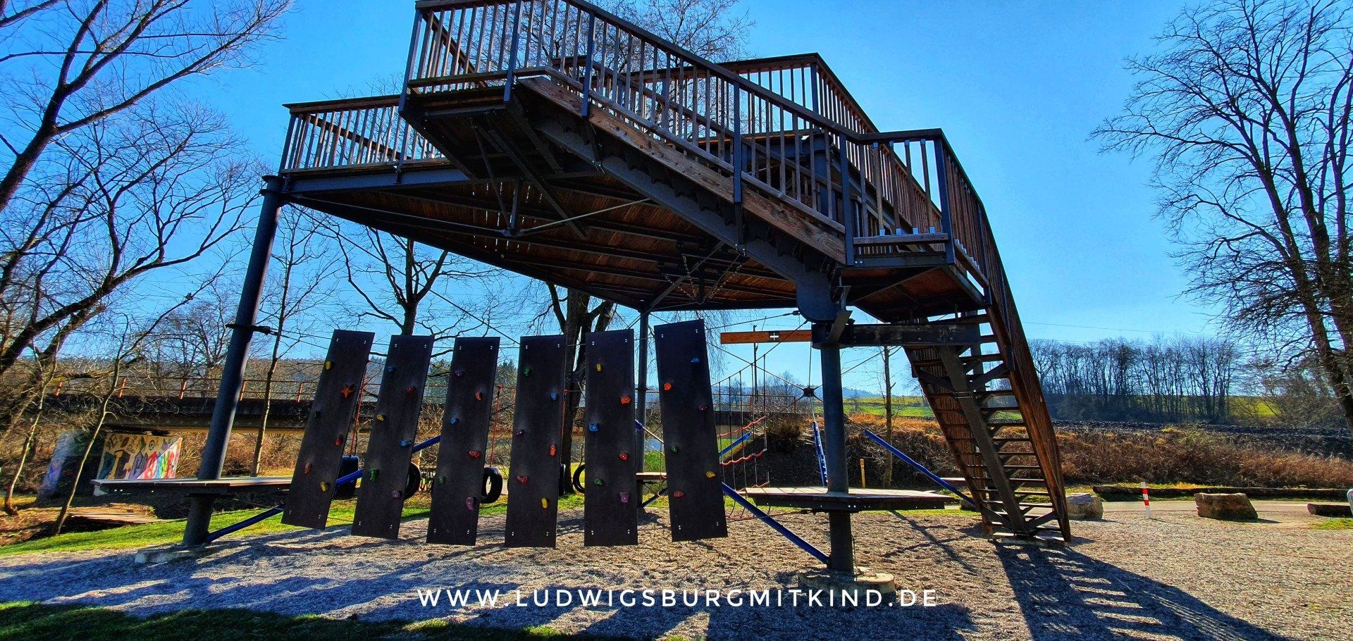 Der Kletterturm am Remsufer direkt am Remstalradweg in Urbach