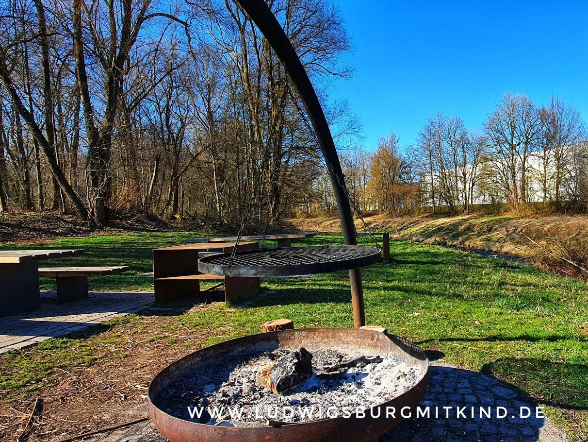 Eine Grillstelle am ErlebnisReich am Remstalradweg in Urbach