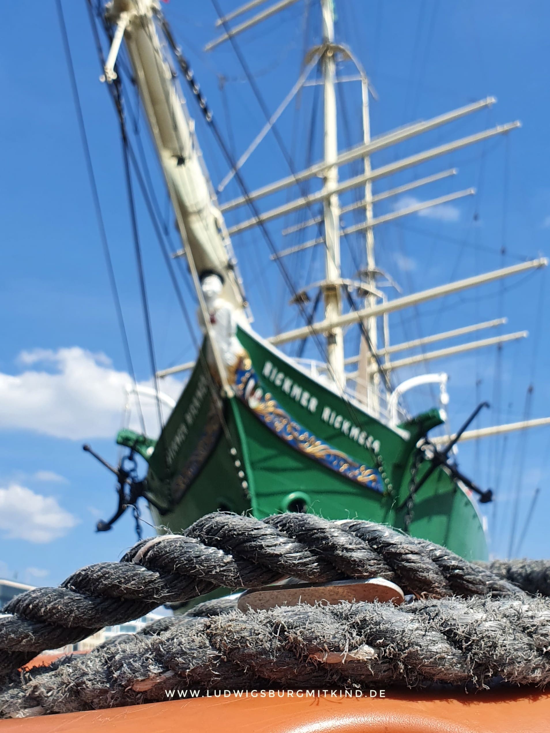 Ein Schiff bei einem Familienurlaub in Hamburg