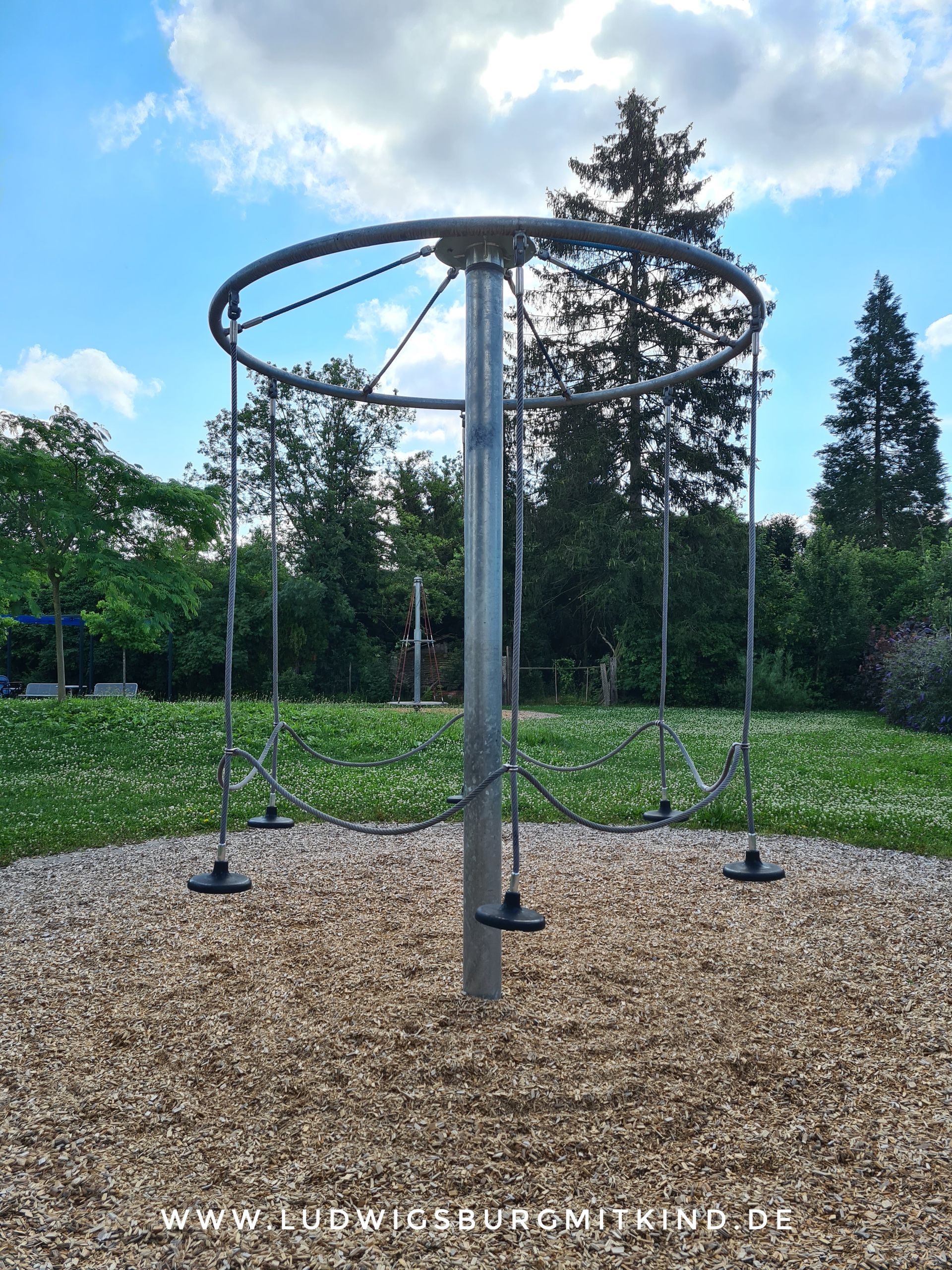 Wasserspielatz Illingen Schaukeln