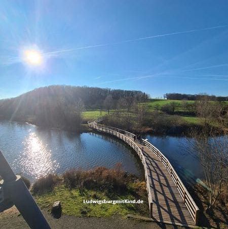 Die Zugwiesen in Ludwigsburg im Sonnenuntergang. Ein natürliches Ausflugsziel für Familien.