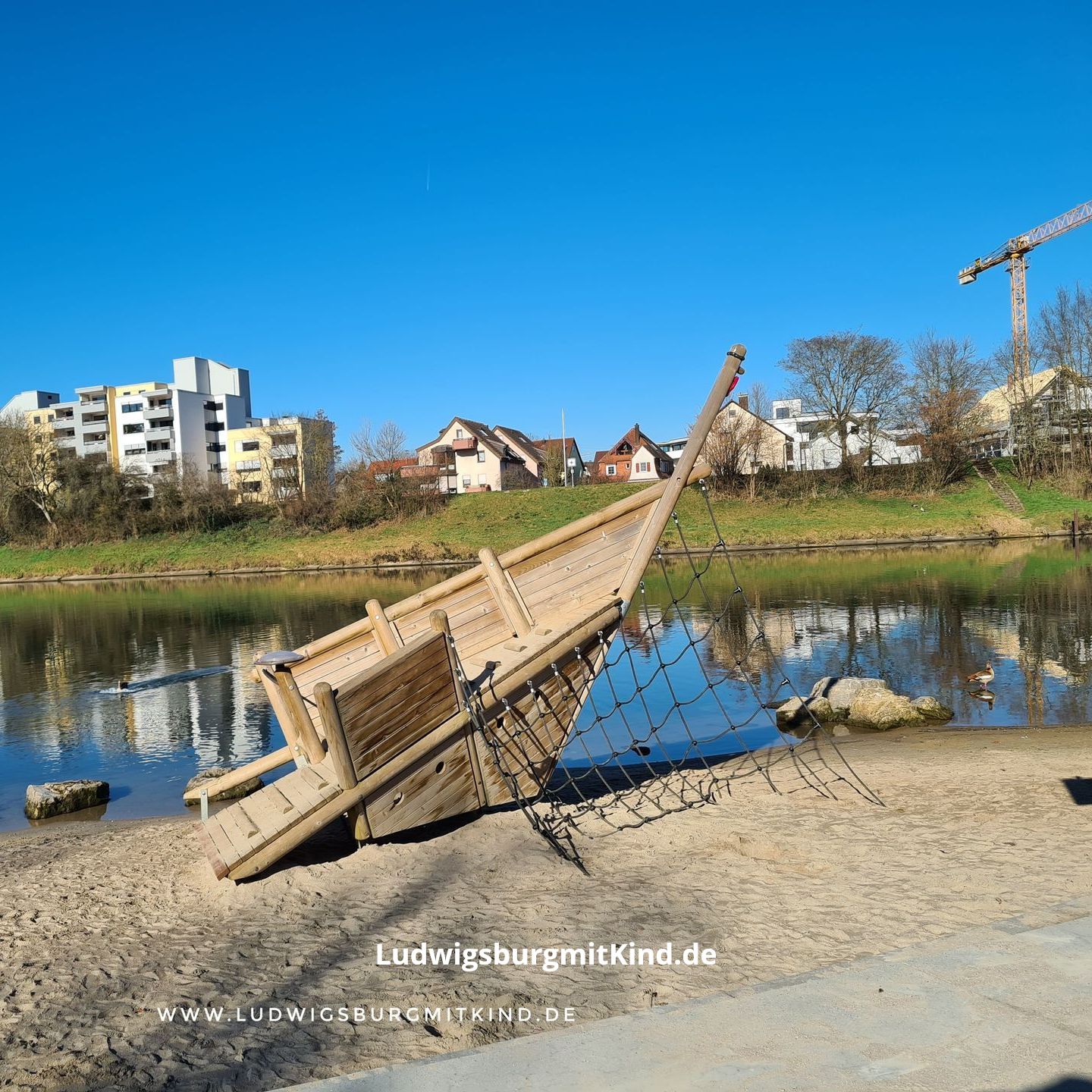 Auf dem Bild sieht man den Neckarstrand in Remseck am Neckar mit Piratenspielpkatz, ein beliebtes Familienausflugsziel