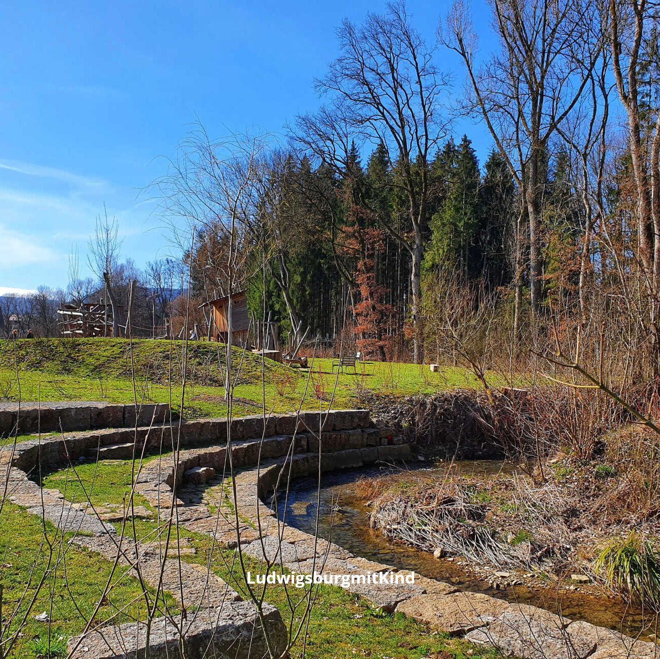 Der Bach auf der Ostalb im Stadtpark Böbingen, ein schöner Stadtpark für Familien.