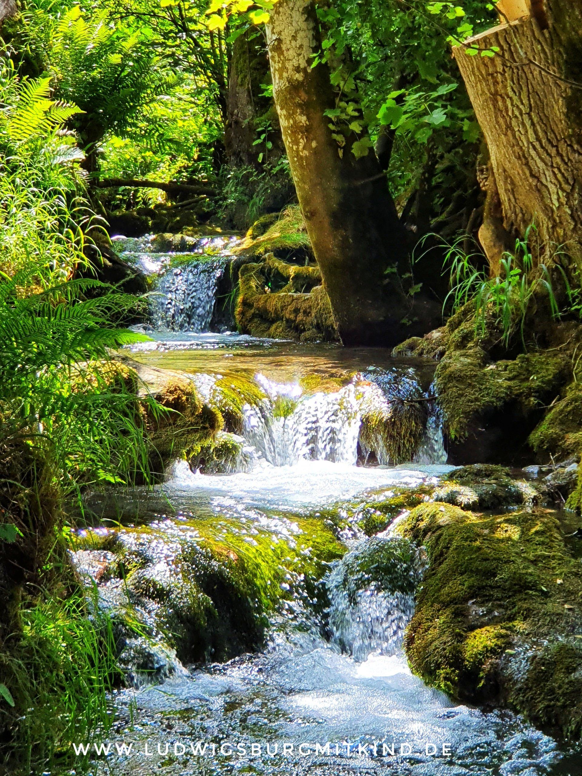 Familienausflug zum Wasserfall Bad Urach auf der Schwäbischen Alb mit Kindern Familienausflug zum Wasserfall Bad Urach auf der Schwäbischen Alb mit Kindern