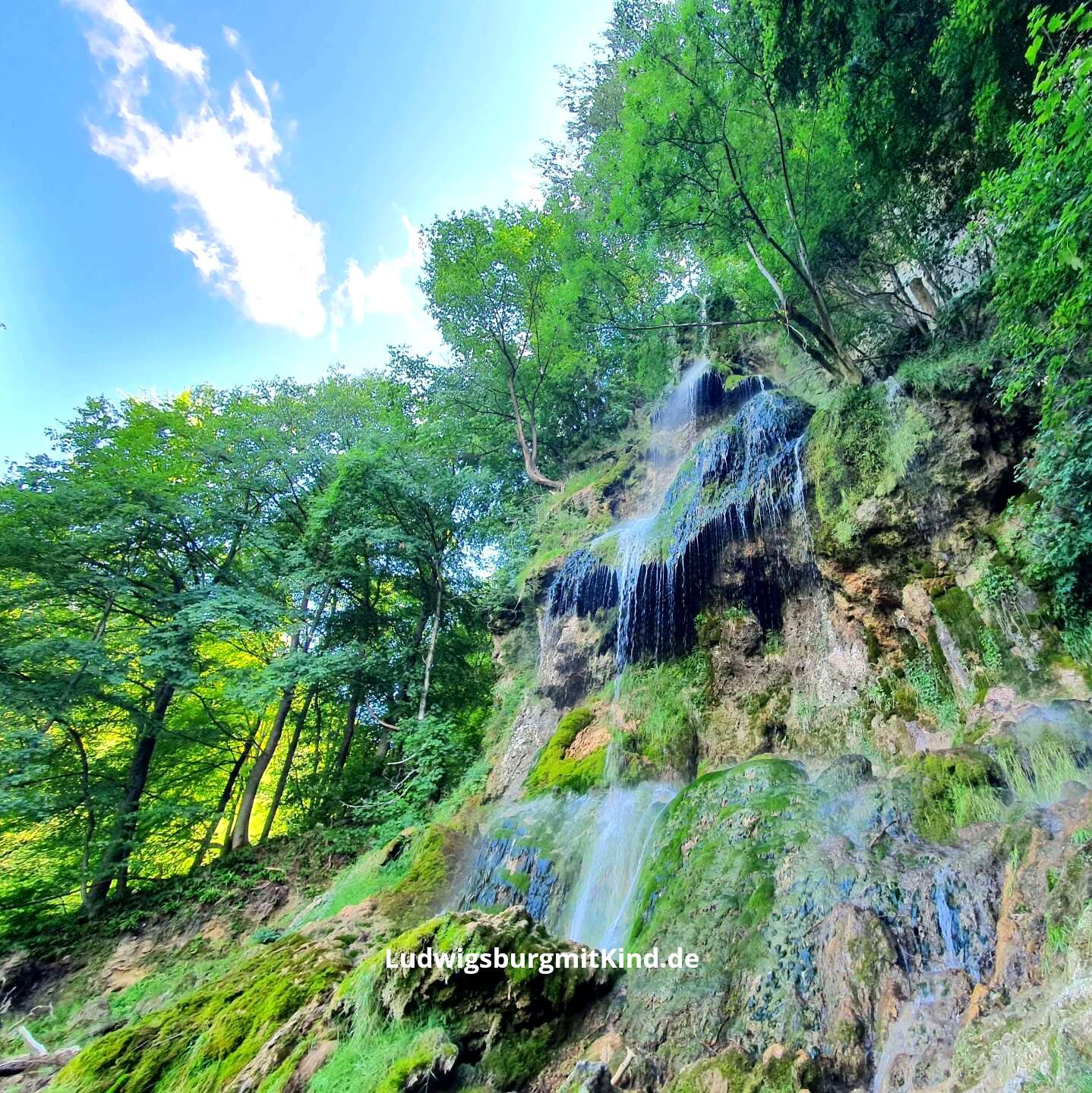 Der größte Wasserfall in Bad Urach, ein beliebtes Ausflugsziel für Familien mit Kindern auf der Schwäbischen Alb.