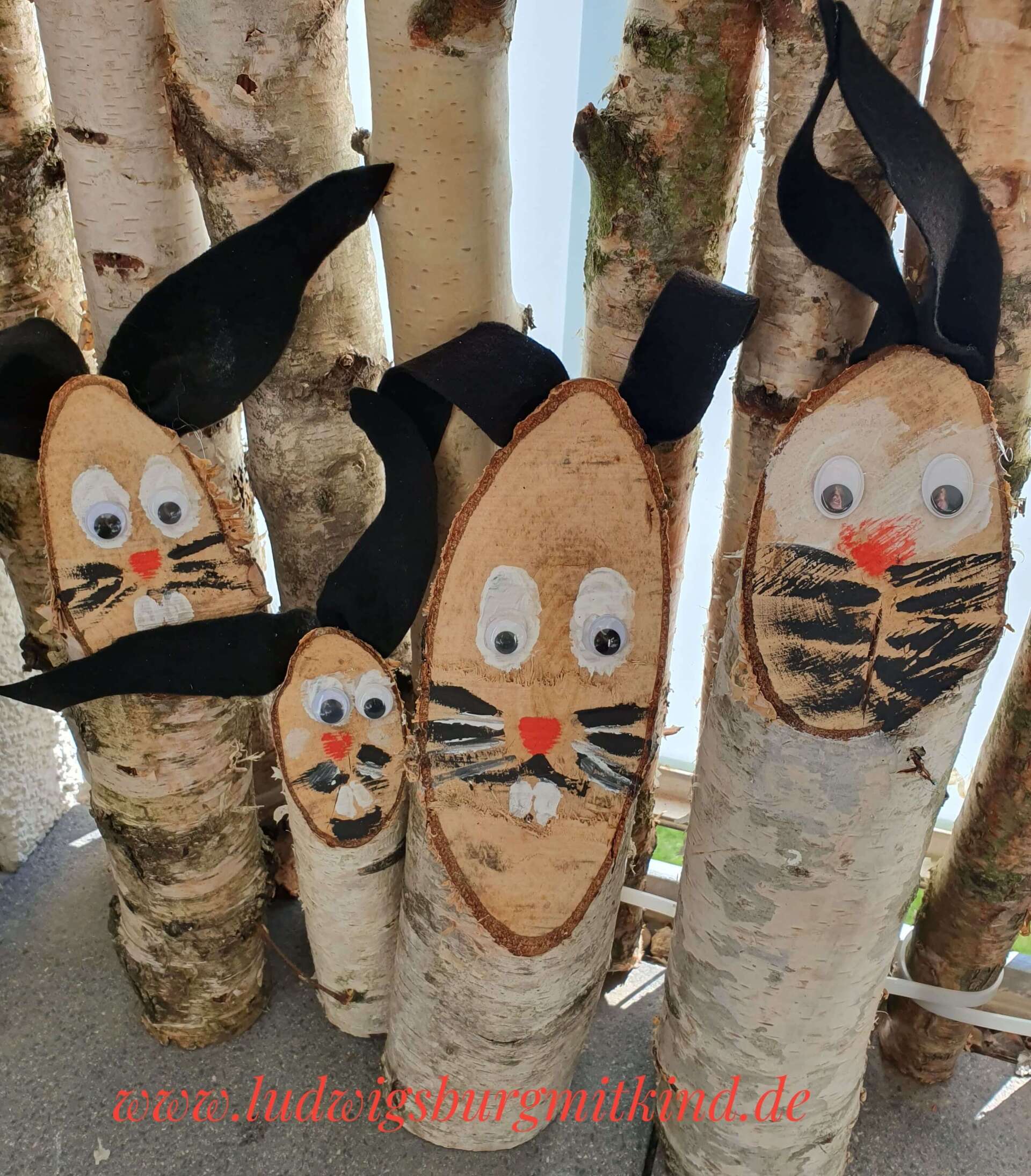 Selbst gebastelte Osterhasen aus Birkenstämmen