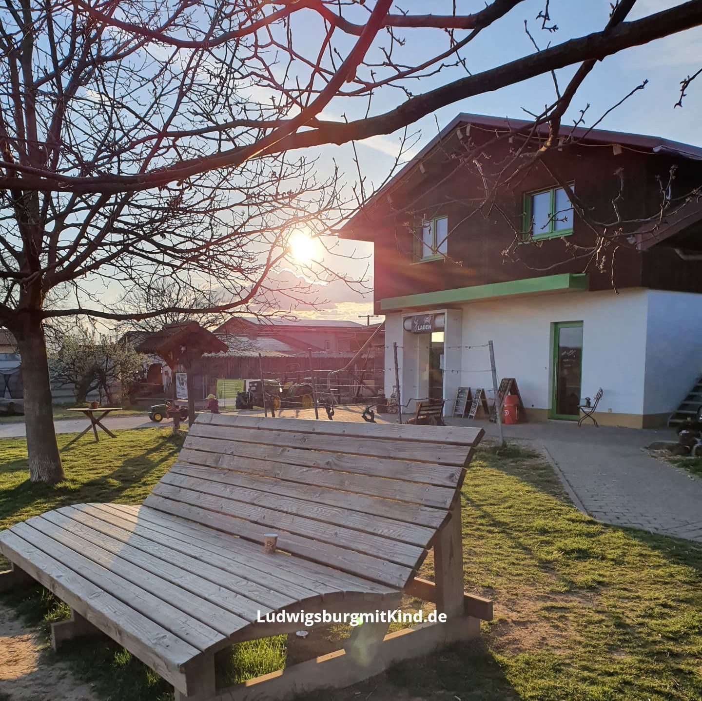 Waldsofa vor dem BAUERNHOF Eppinger in Remseck am Neckar