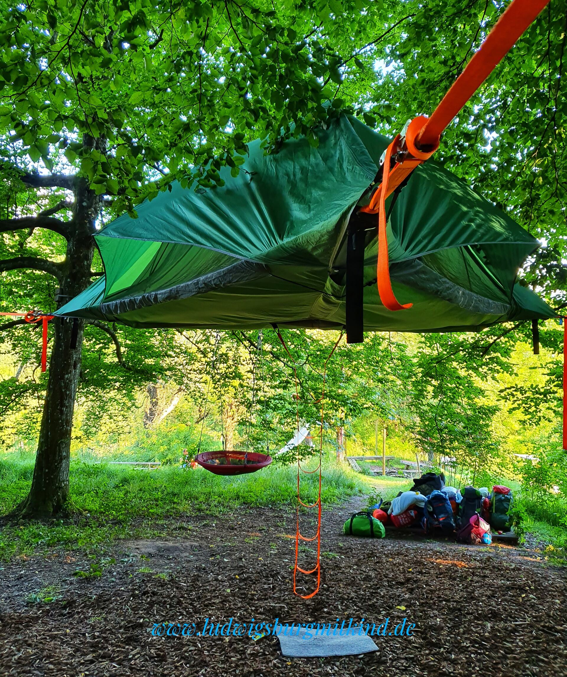 Zelt in den Bäumen, ein Mikroabenteuer für Familien