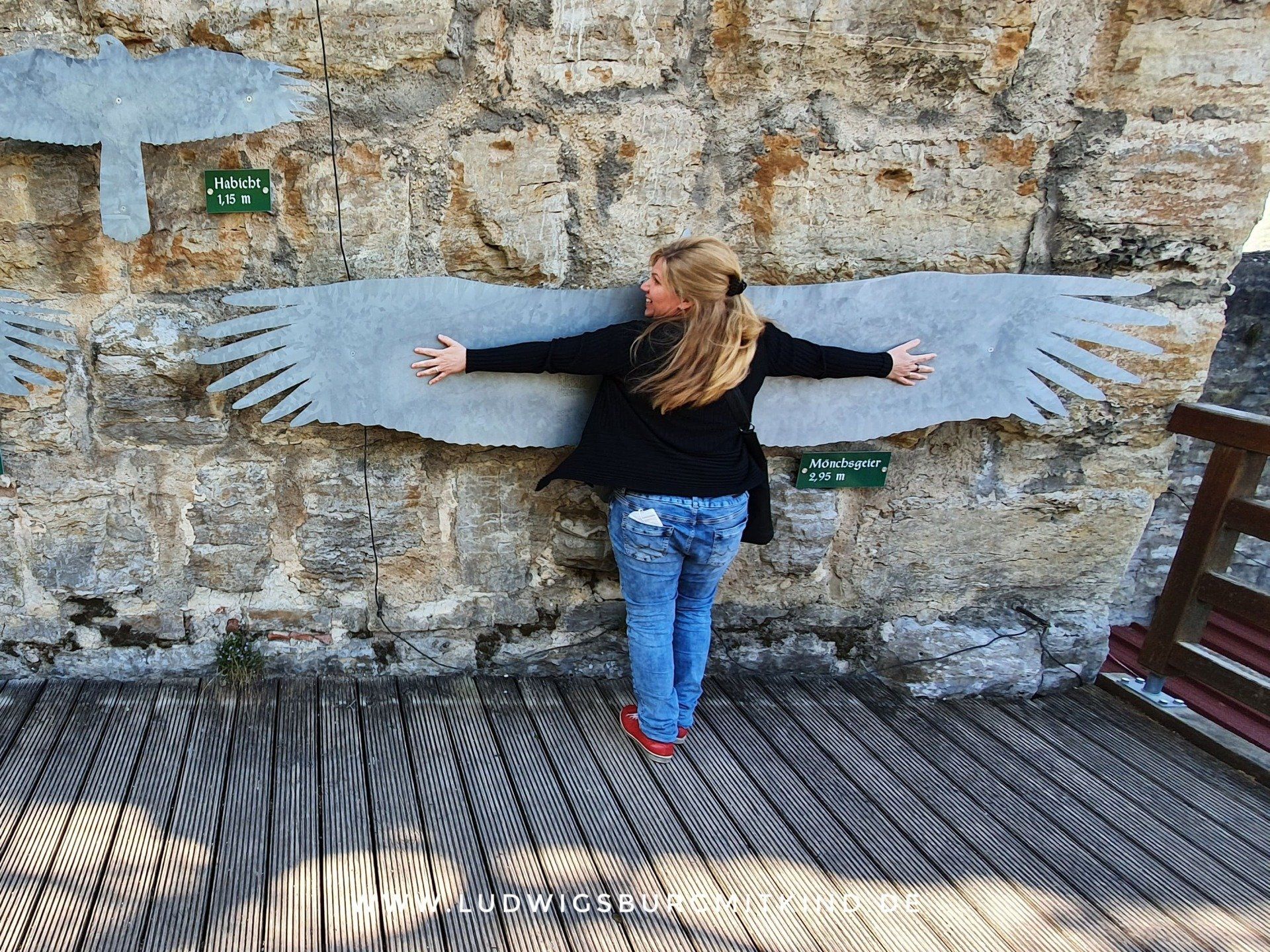 Susanne vergelicht ihre Größe mit einem Adler in der Burg Guttenberg