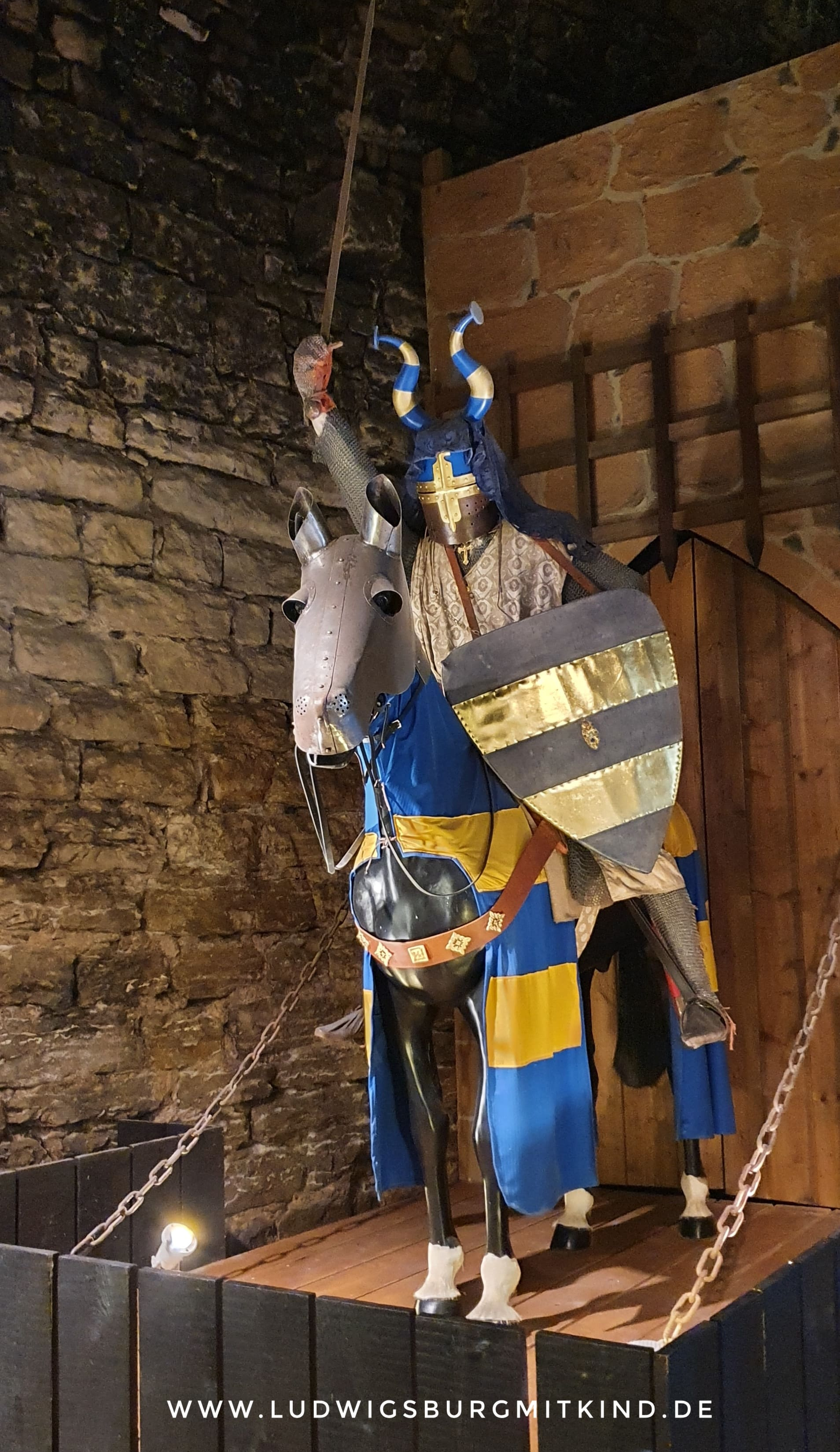 Ritter auf Pferd im Museum der Burg Guttenberg.