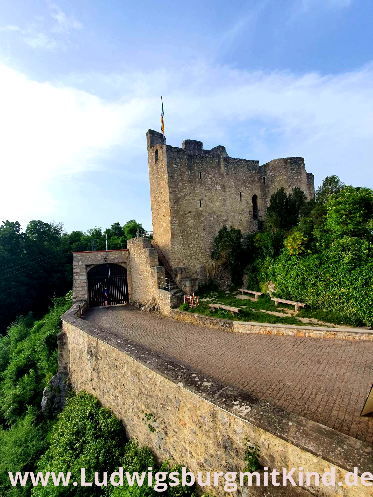 Die Burg Derneck mit Fahnenmast und Burgtor.