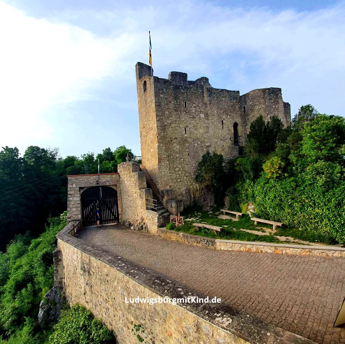Abenteuerurlaub mit Kindern auf der Schwäbischen Alb in der Burg Derneck, Wandern mit Kindern, Wanderheim Abenteuerurlaub mit Kindern auf der Schwäbischen Alb in der Burg Derneck, Wandern mit Kindern, Wanderheim