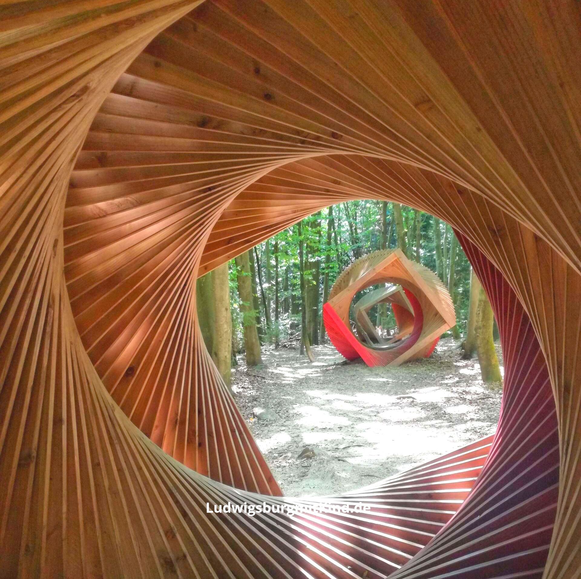 Eine Spirale aus Holz. Sie gehört zum Eins und Alles Erfahrungsfeld der Sinne in Welzheim