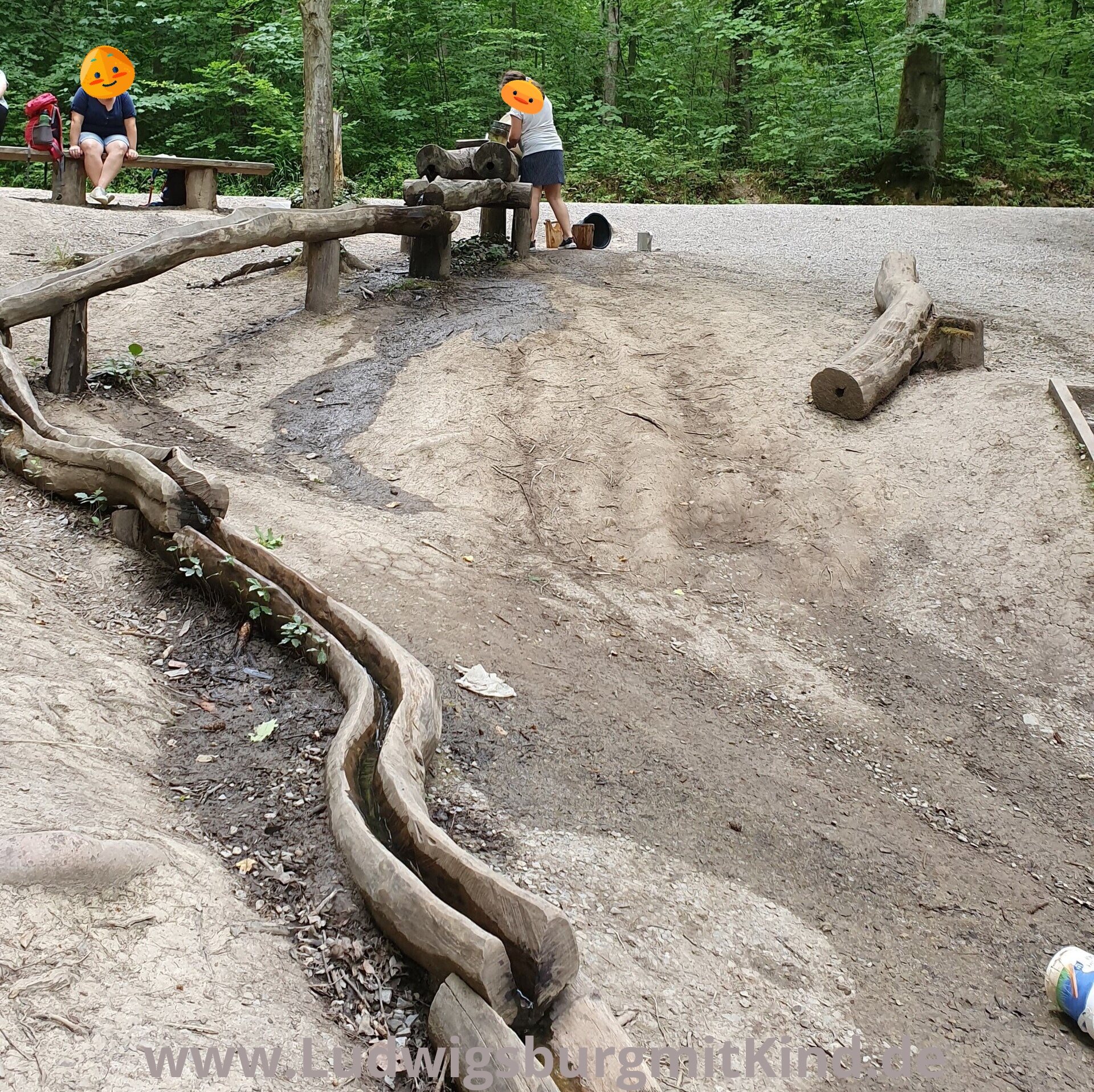 Ein Kind spielt am Wasserspielplatz auf dem Hardy Pfad.