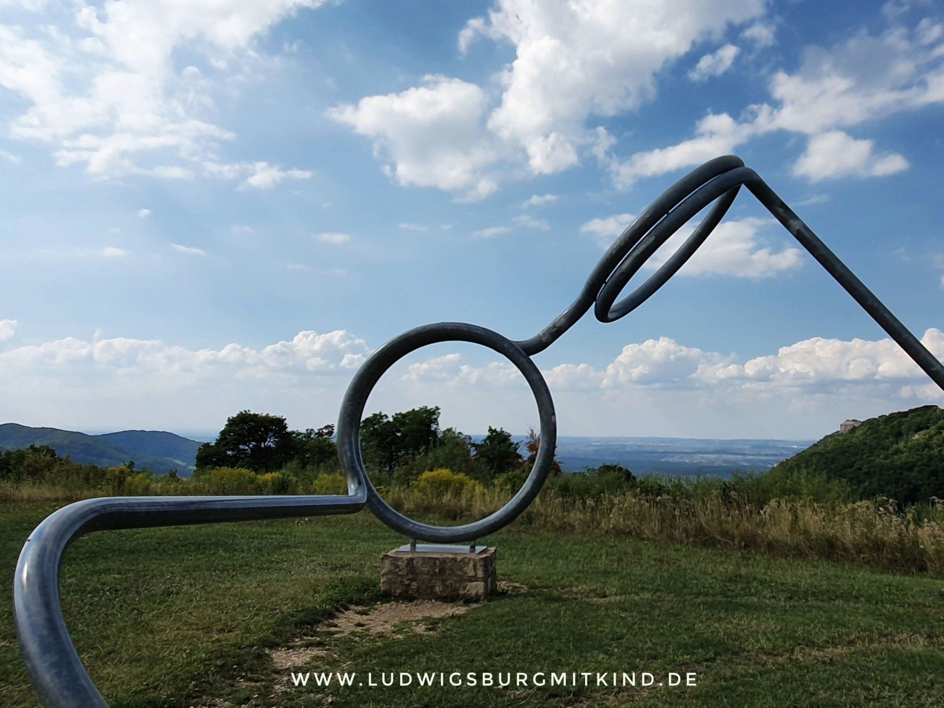 Brille in Hülben auf dem Wanderweg hochgehsiedelt