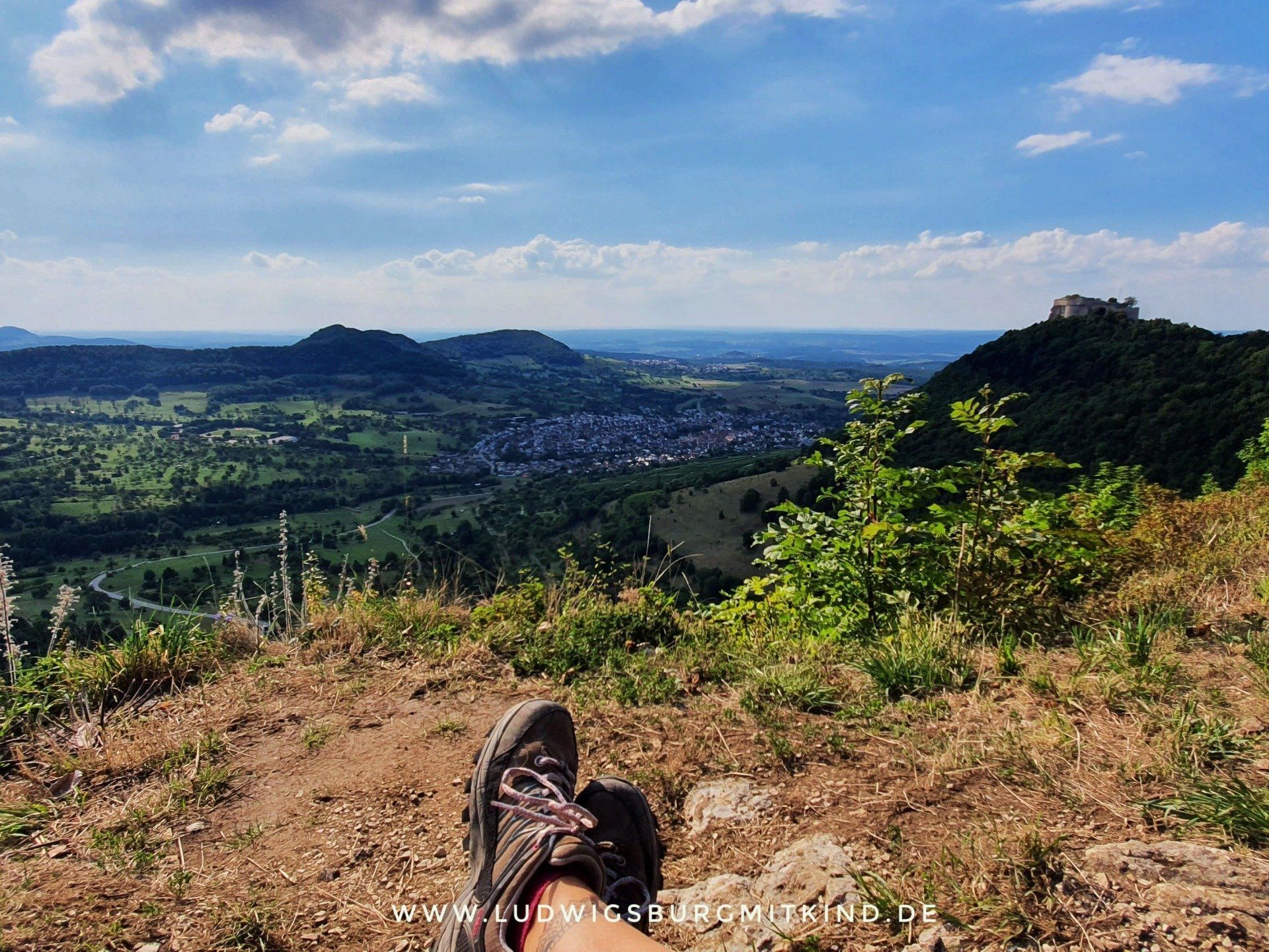 Familienwanderung, Ausblick auf den Hohenneuffen auf der Schwäbischen Alb