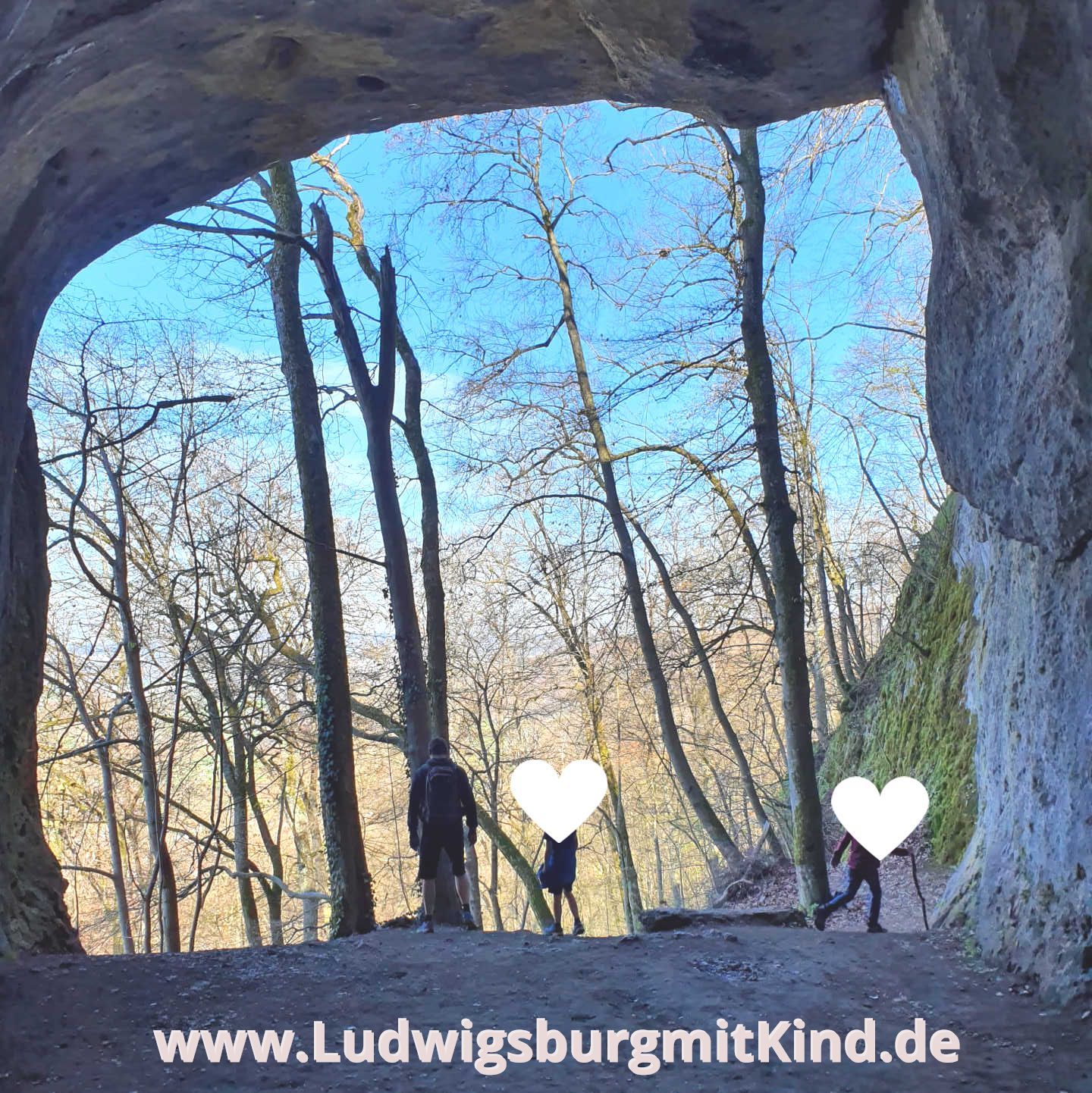 Eine Familie wandert durch die Große Scheuer, eine Höhle auf der Schwäbischen Alb. Die Kinder haben Wanderstöcke in der Hand.