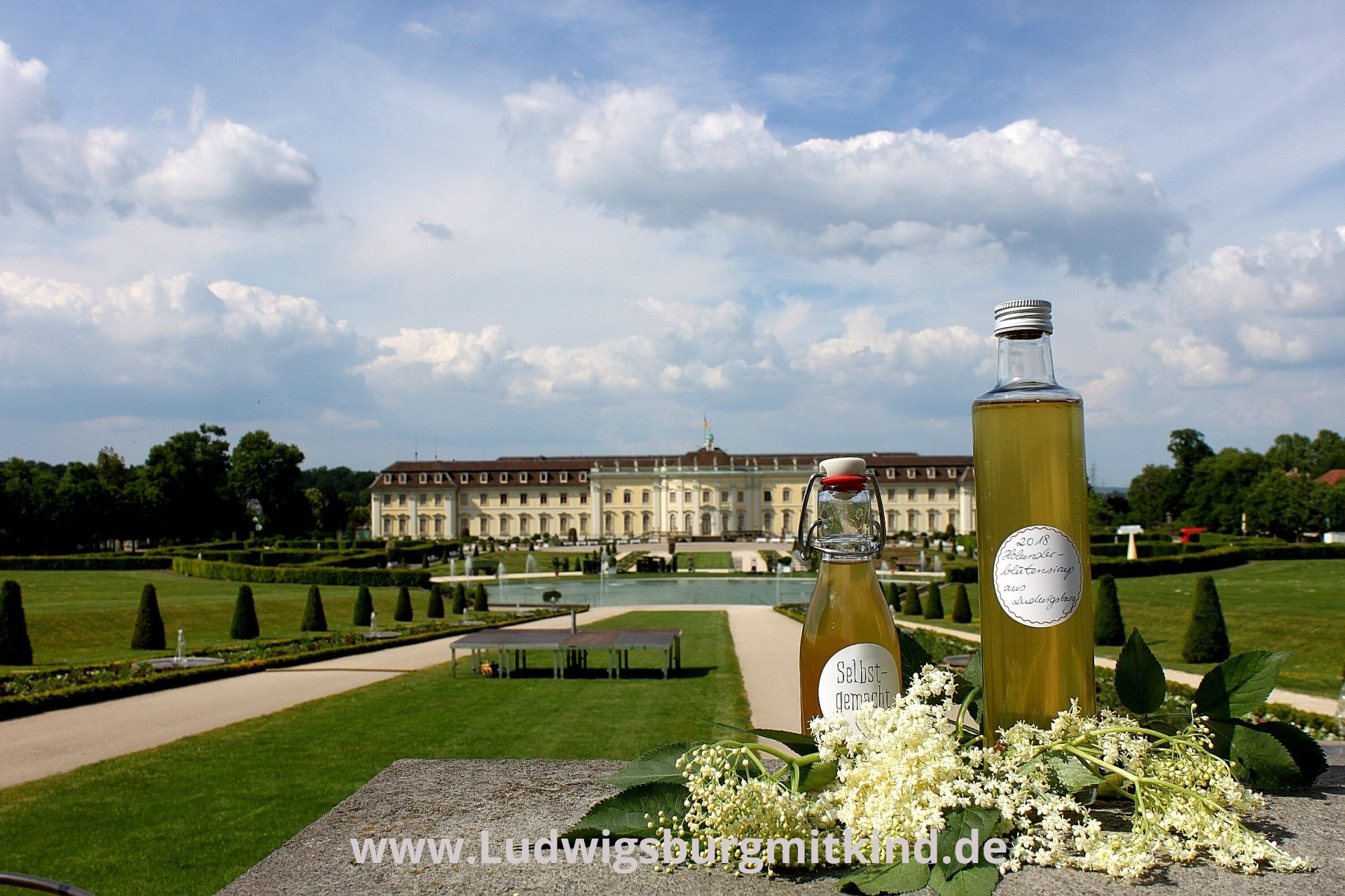 Eine Fasche Holunderblütensirup vor dem Schloss Ludwigsburg