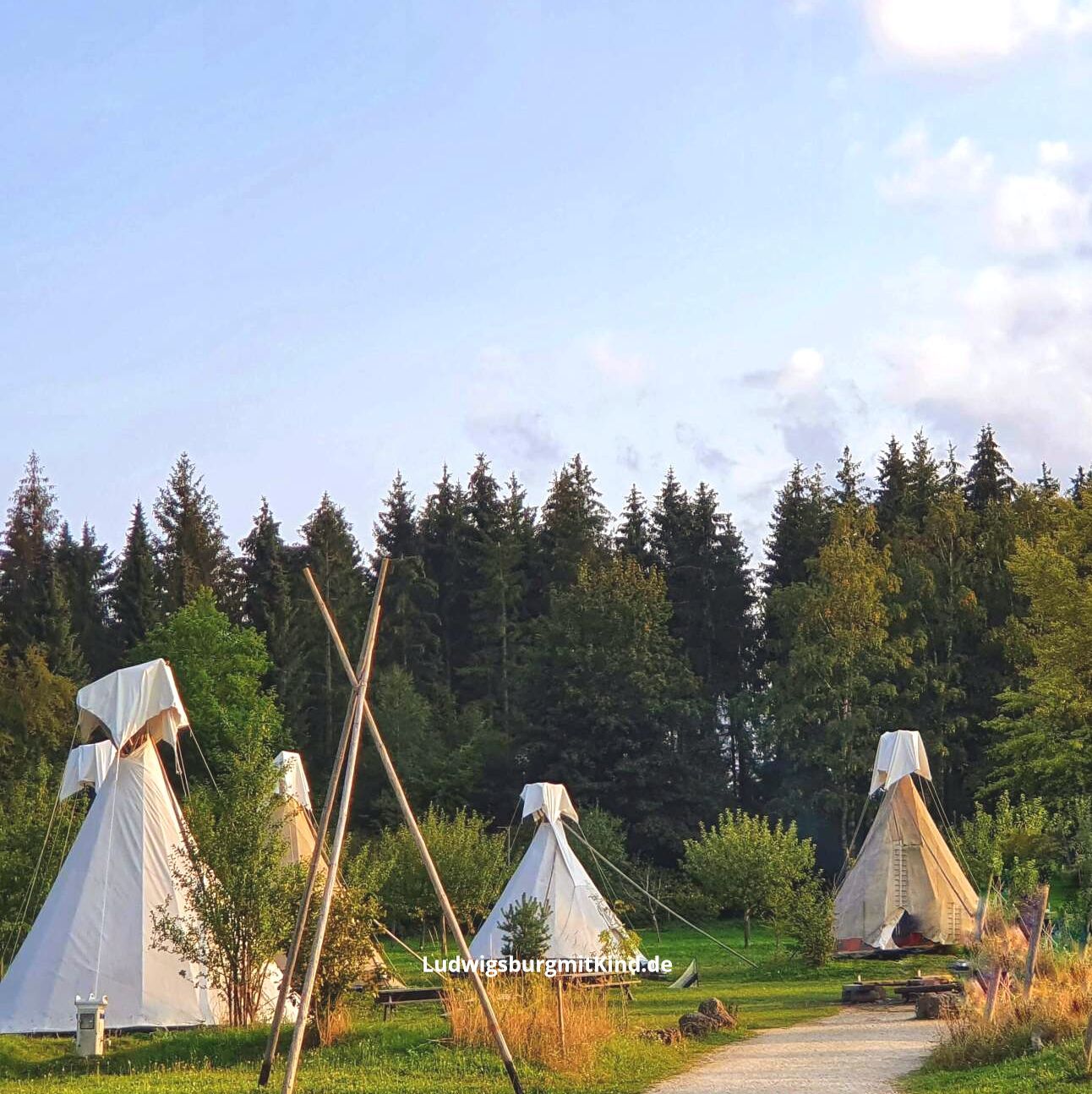 Tipis auf dem Hopfenburg in Münsingen auf der Schwäbischen Alb. Ein Campingplatz für Familien in Baden-Württemberg.