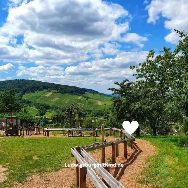 Kugelbahn in Kernen zwischen Weinbergen und Wald. Daneben läuft ein Kind.en im Remstal, Spielplatzz