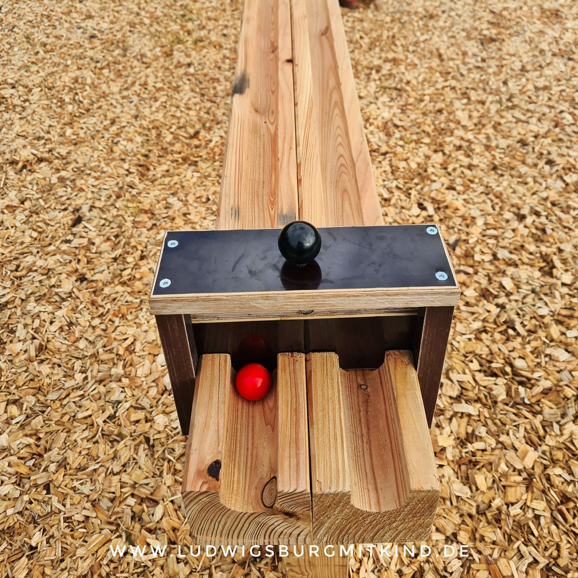 Walderlebnispfad Sinneswandel in Bad Boll auf der Schwäbischen Alb, Ausflugsziel für Familien mit Kindern Erlebnisweg mit Kugelbahnen in 72 Stunden-Projekt zwischen Leutenbach und Nellmersbach im Lanschaftspark Höllachaue geschaffen Ausflugsziel für Familien mit Kindern