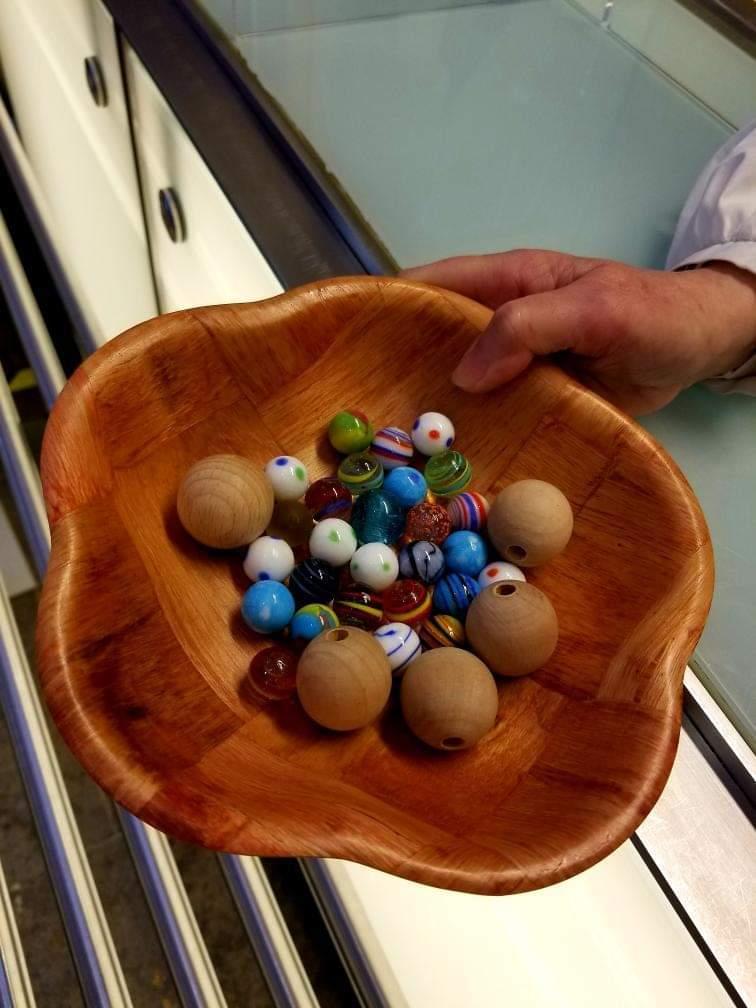 Eine Schale mit Kugeln der Kugelbahn im Rathaus Stuttgart