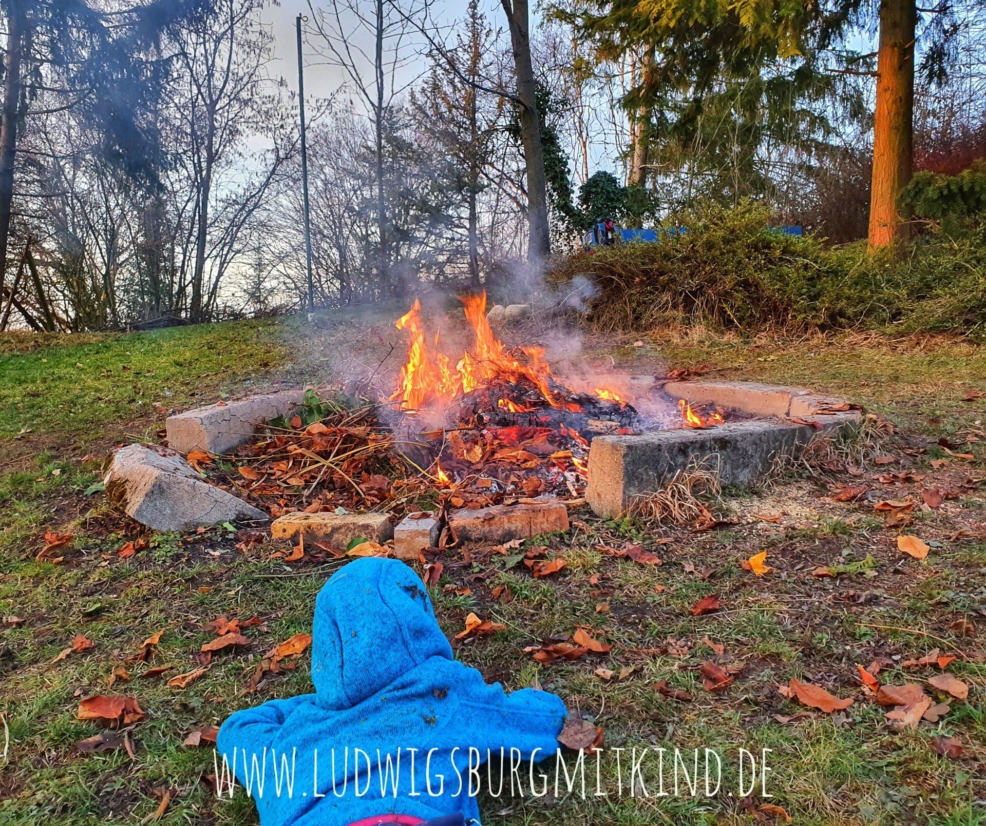 Lagerfeuer Mikroabenteuer Familie  mit Kindern