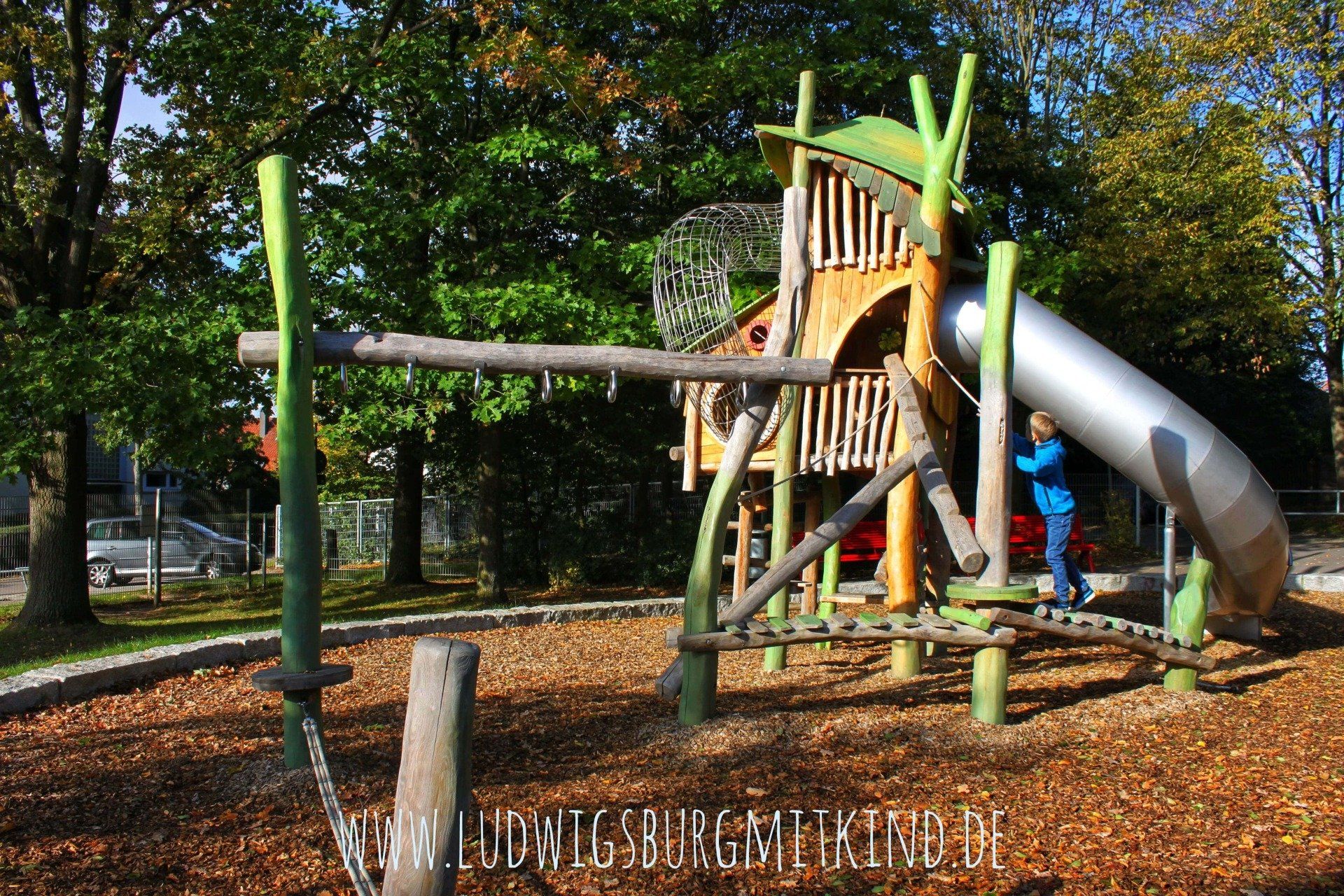 Ein Kind klettert auf einem großen Klettergerüst auf einem Spielplatz in Ludwigsburg