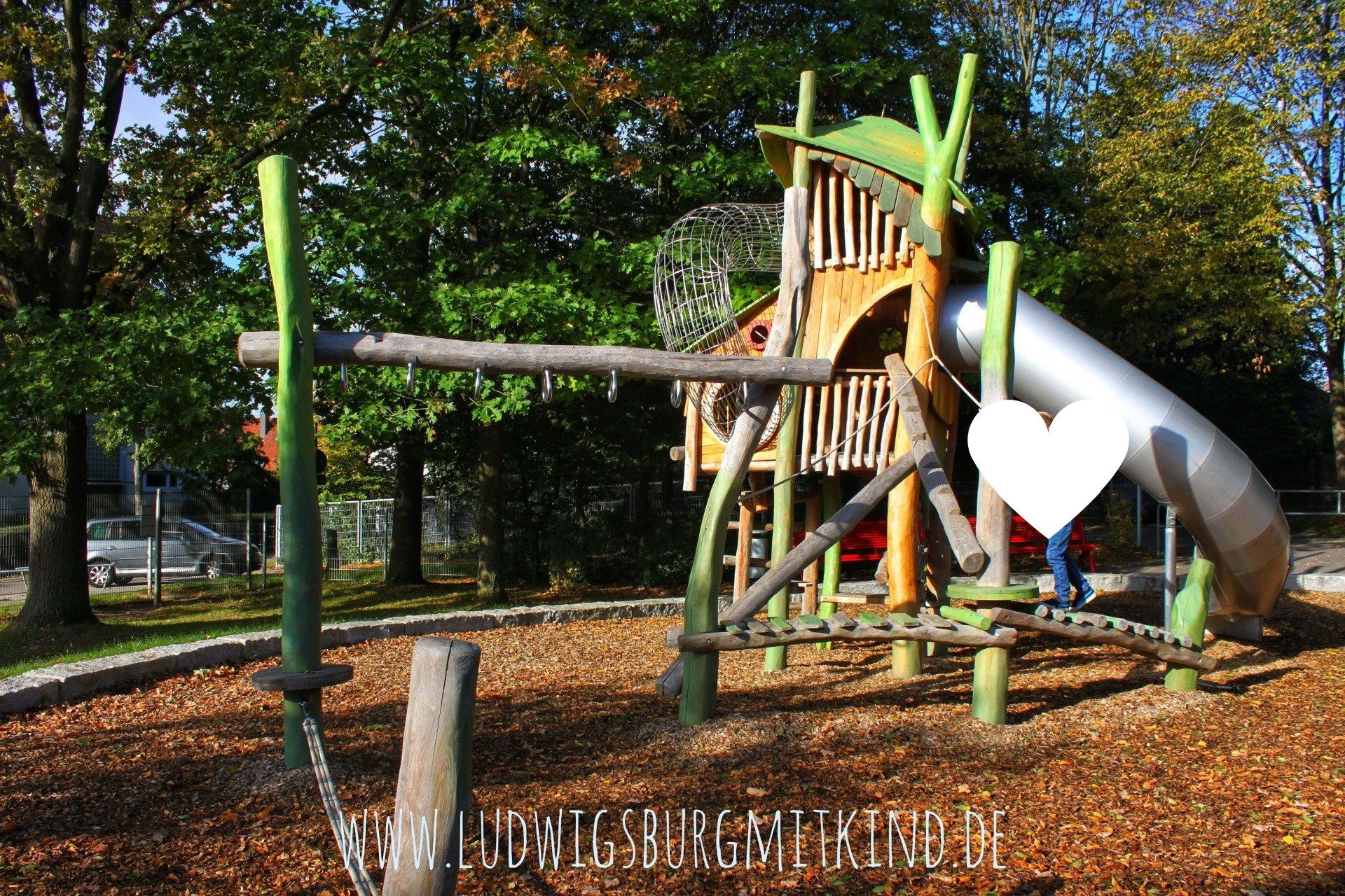 Ein Kind klettert auf einem großen Klettergerüst auf einem Spielplatz in Ludwigsburg