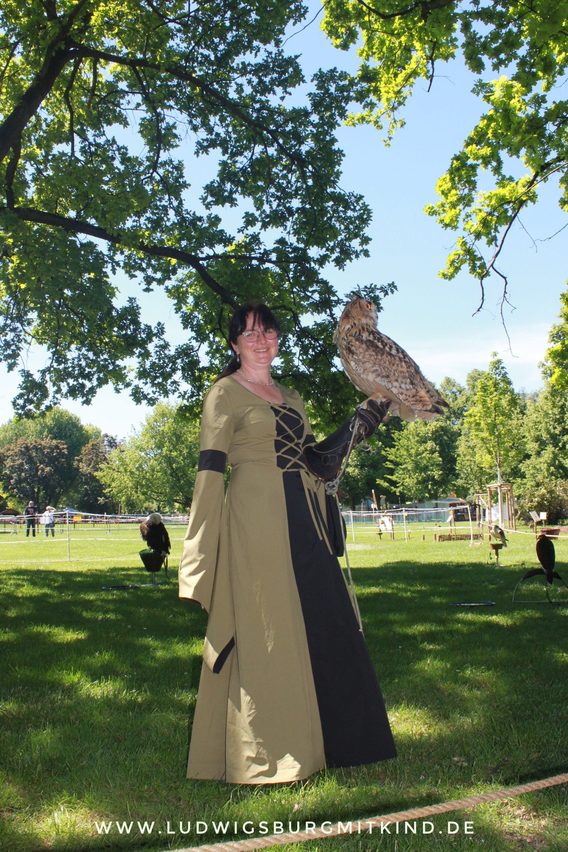 Ein Greifvogel beim Pferdemarkt Ludwigsburg