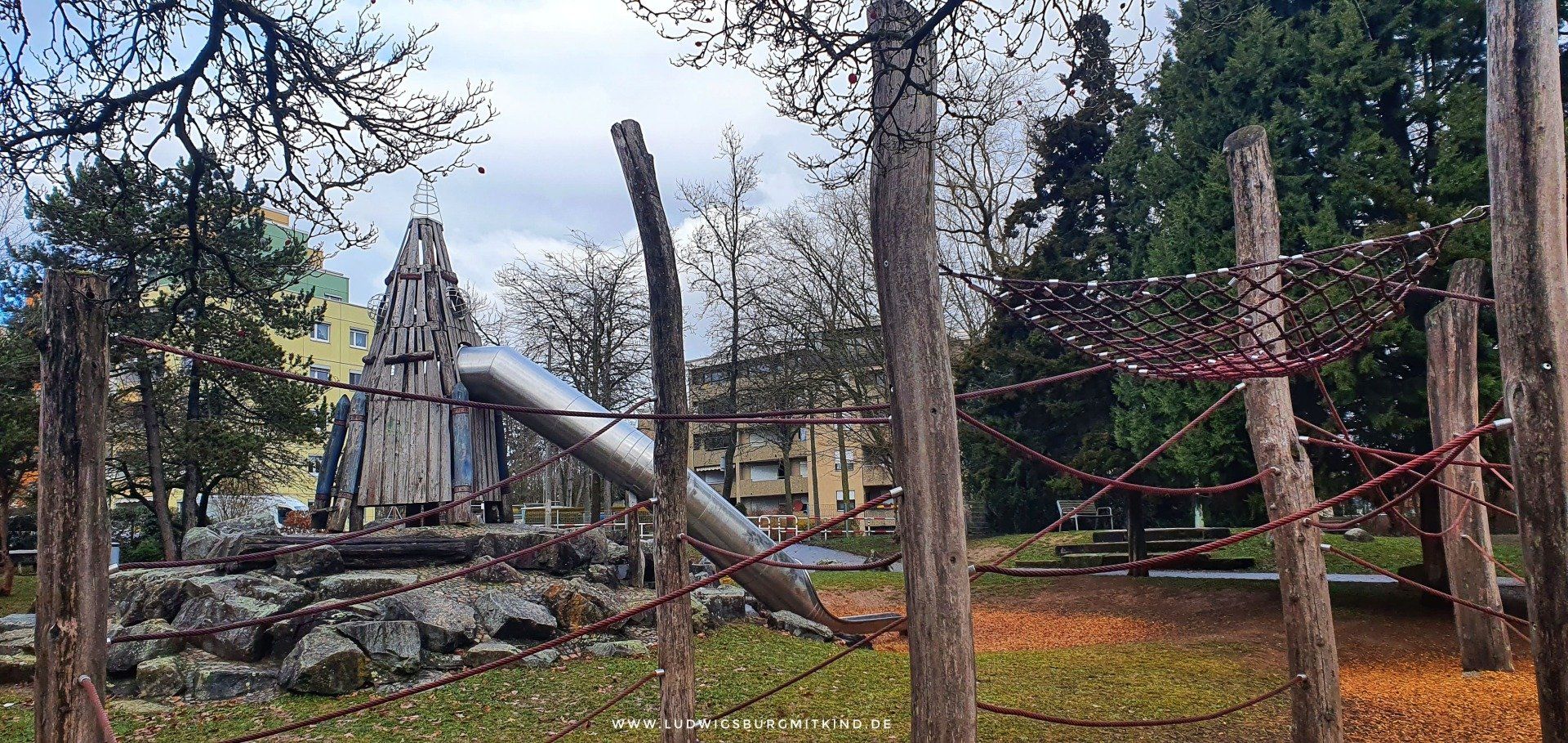 Eine Kletterspinne und ein Rutschturm auf dem Steinspielplatz in Ludwigsburg Hoheneck