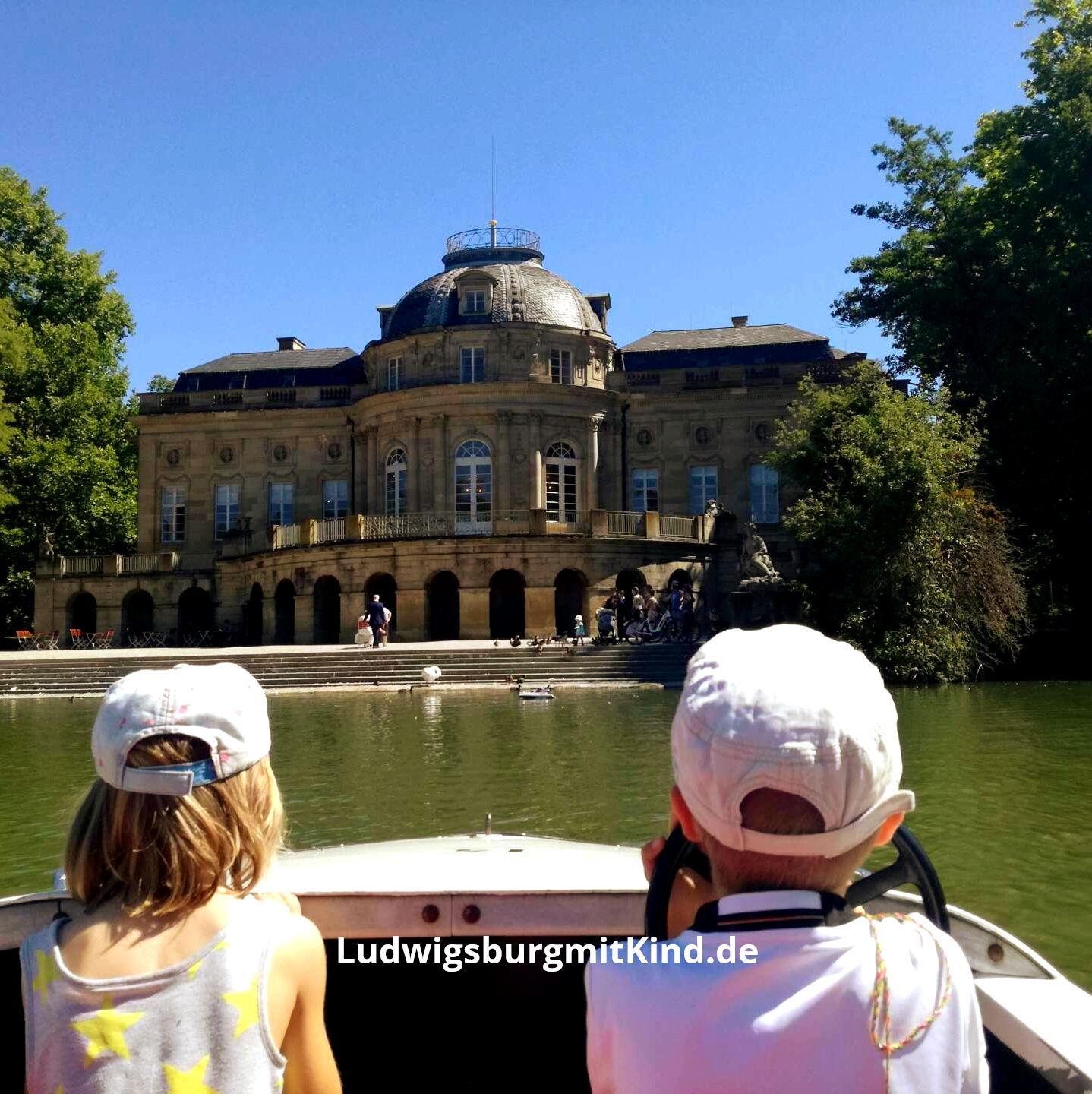Kinder im Treetboot vor dem Seeschloss Monrepos in Ludwigsburg, ein beliebtes Ausflugsziel für Familien.