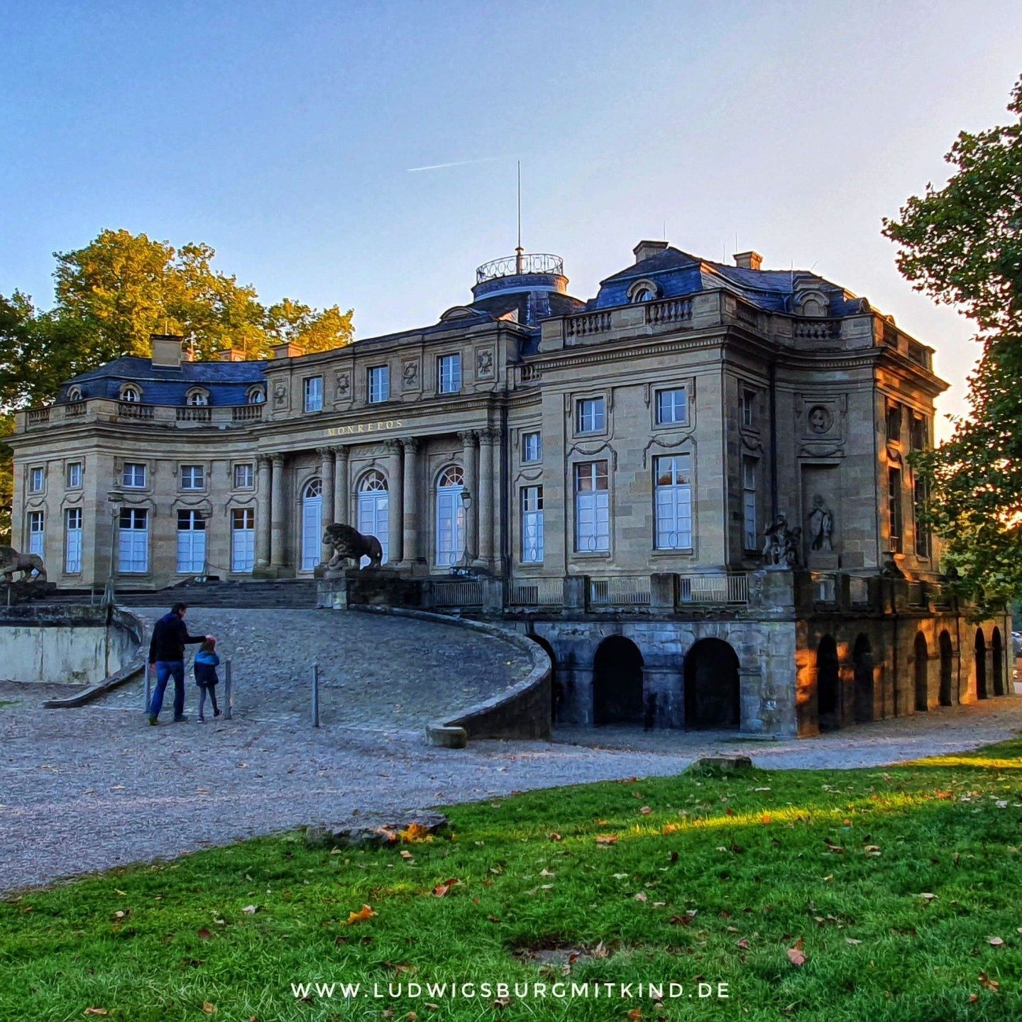 Kinder im Treetboot vor dem Seeschloss Monrepos in Ludwigsburg, ein beliebtes Ausflugsziel für Familien.