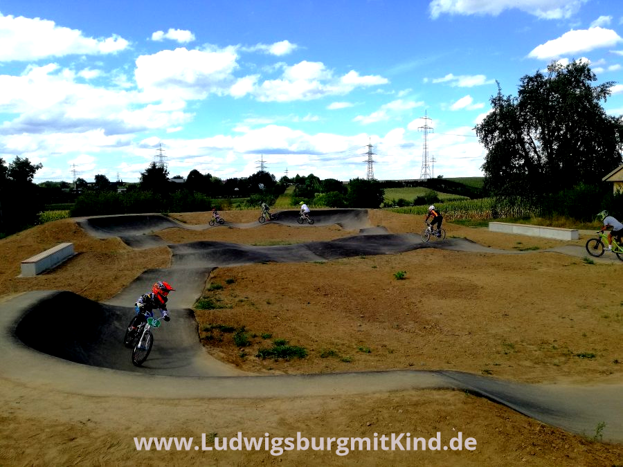 Ein Junge fährt auf einem Pumtrack mit einem BMX Bike in Ludwigsburg Poppenweiler.