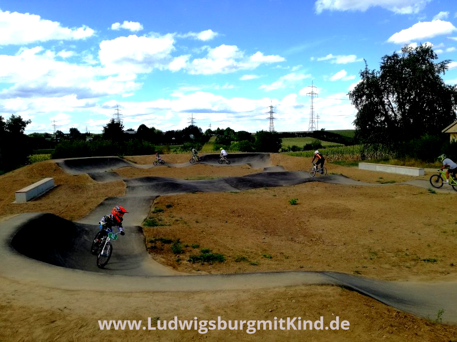 Pumptrack Poppenweiler Ludwigsburg Fahrrad mit Kindern Pumptrack Poppenweiler Ludwigsburg Fahrrad mit Kindern