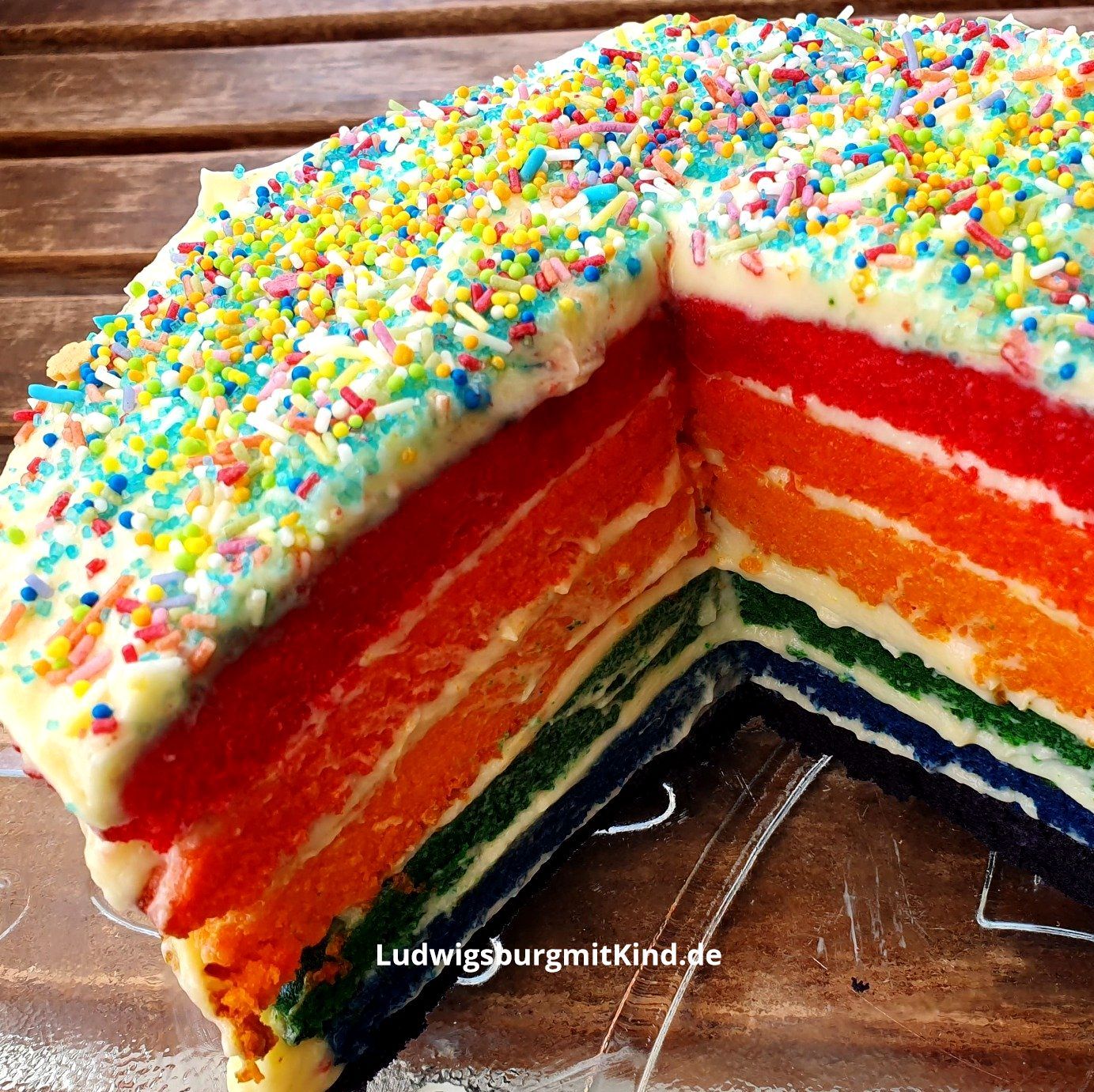 Ein Regenbogenkuchen, der mit Kindern gebacken wurde.