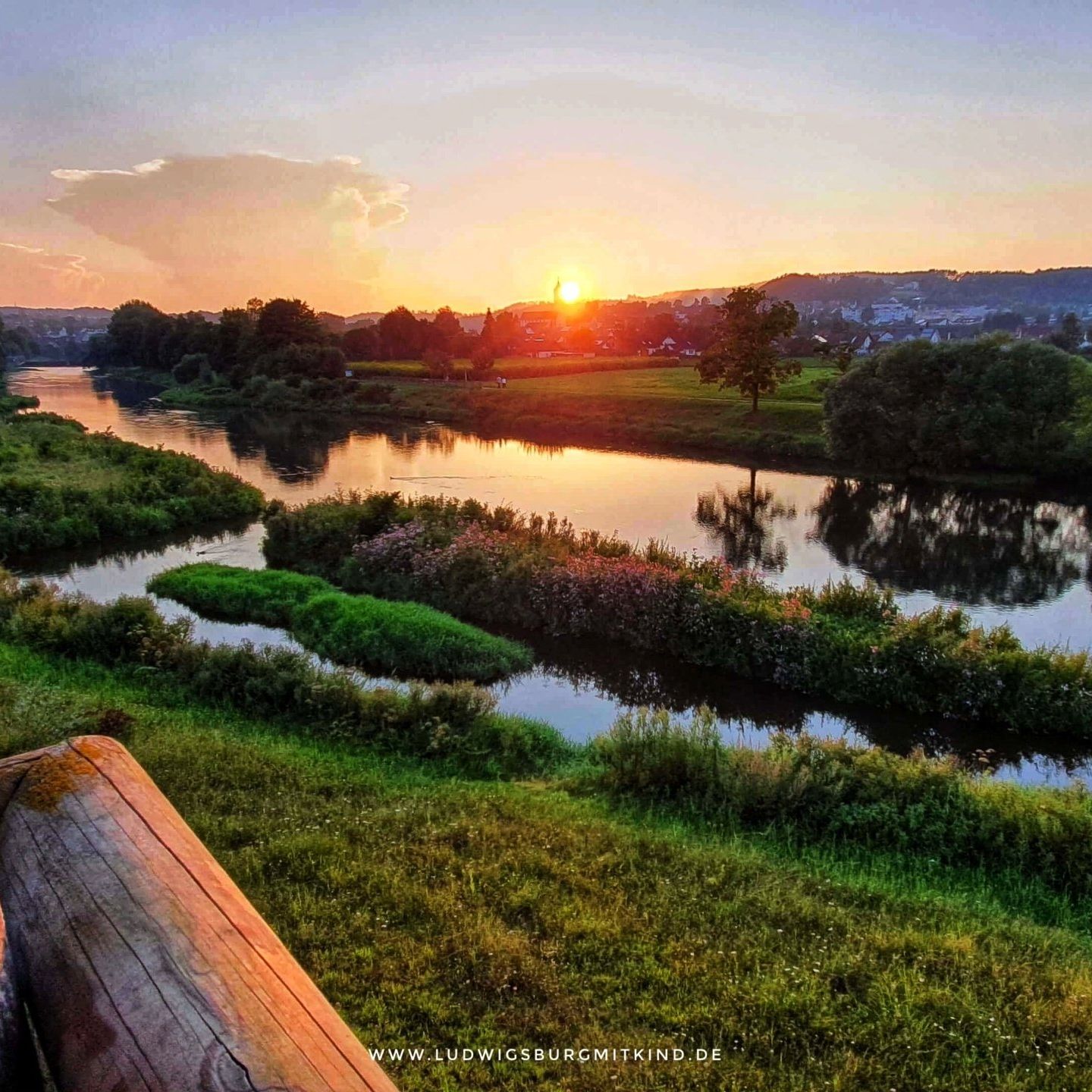 Stadtpark Böbingen mit Walderlebnispfad und Kugelbahn, auf der Schwäbischen Alb Zwei Kinder sitzen auf einer Schaukel auf dem Schaukelweg in Sigmaringen.