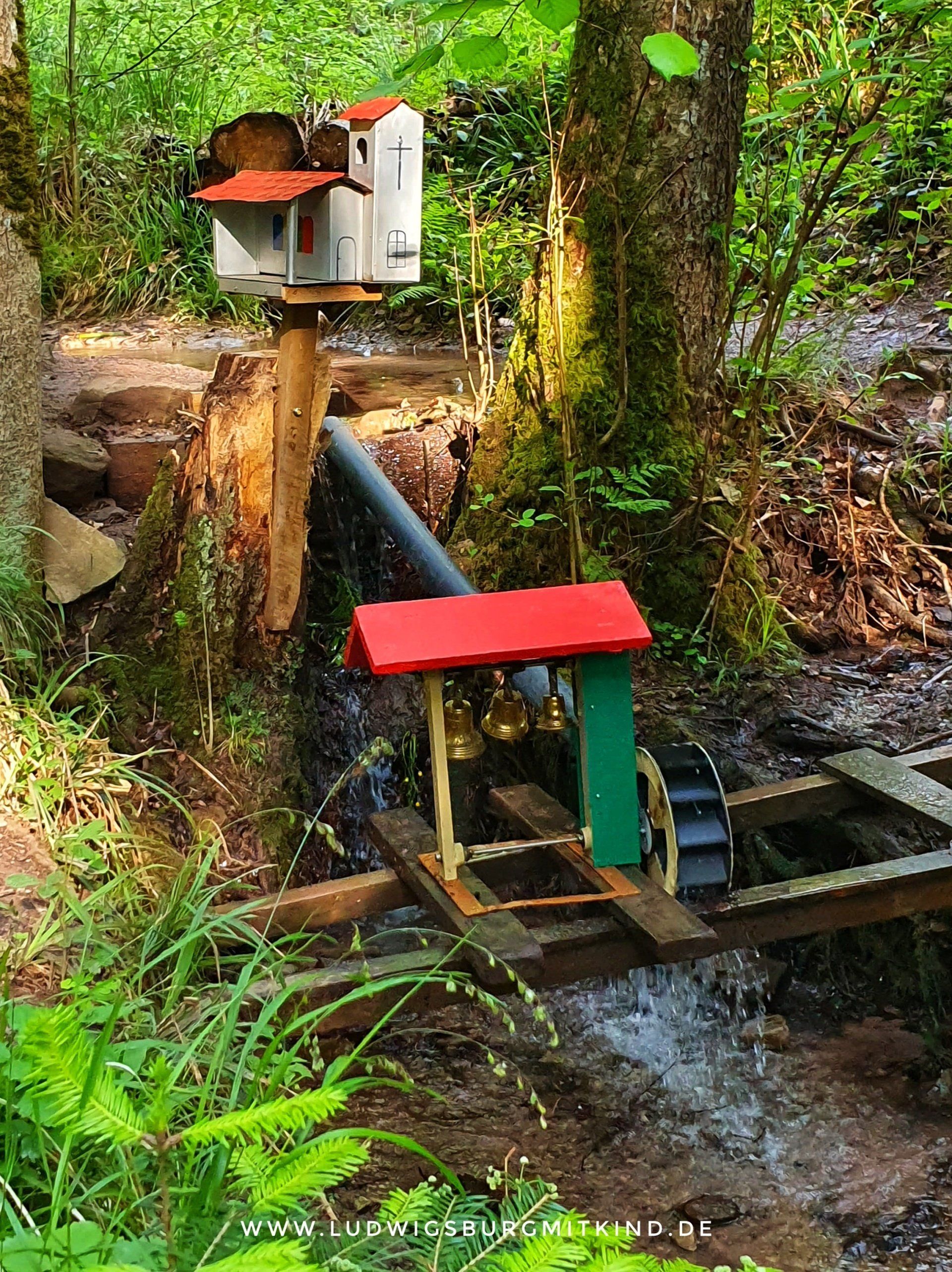Ein Wasserspiel in der Schelmenklinge Lorch, das aussieht wie eine Kirche.