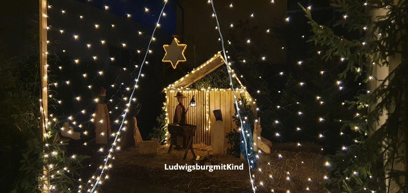 Eine beleuchtete Krippe im Weihnachtsgarten in Schwaikheim.