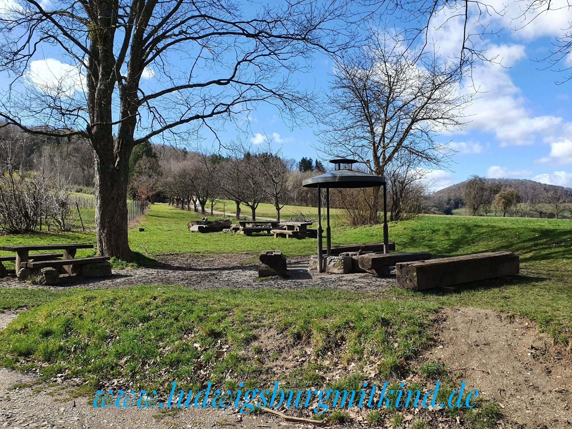 Eine Grillstelle mit Bänken auf dem Grillplatz Badwäldle, der zum Sinneswandel Bad Boll gehört.