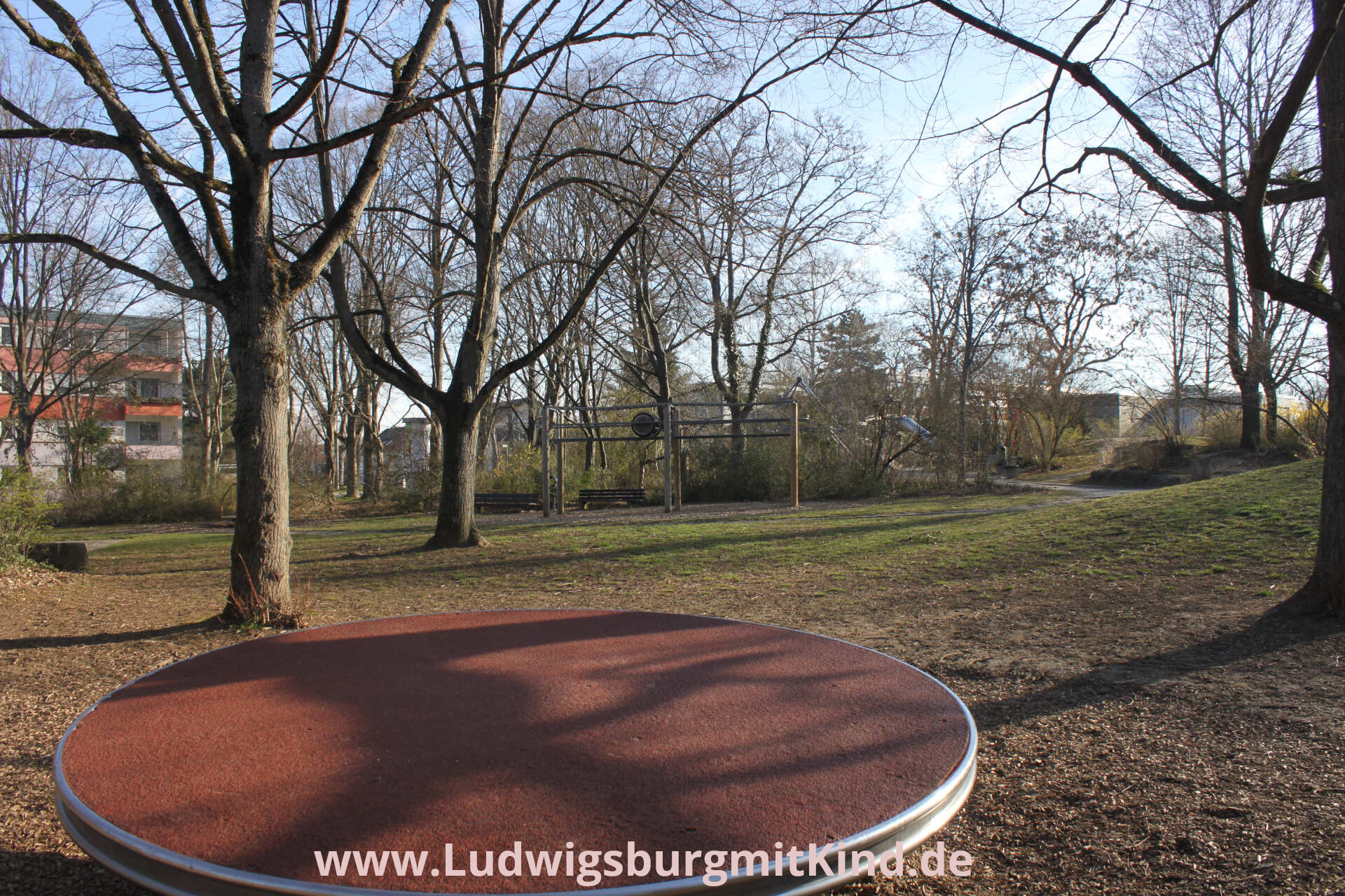 Eine Drehscheibe auf dem Spielplatz Kreuzkirche in Ludwigsburg Schlösslesfeld.
