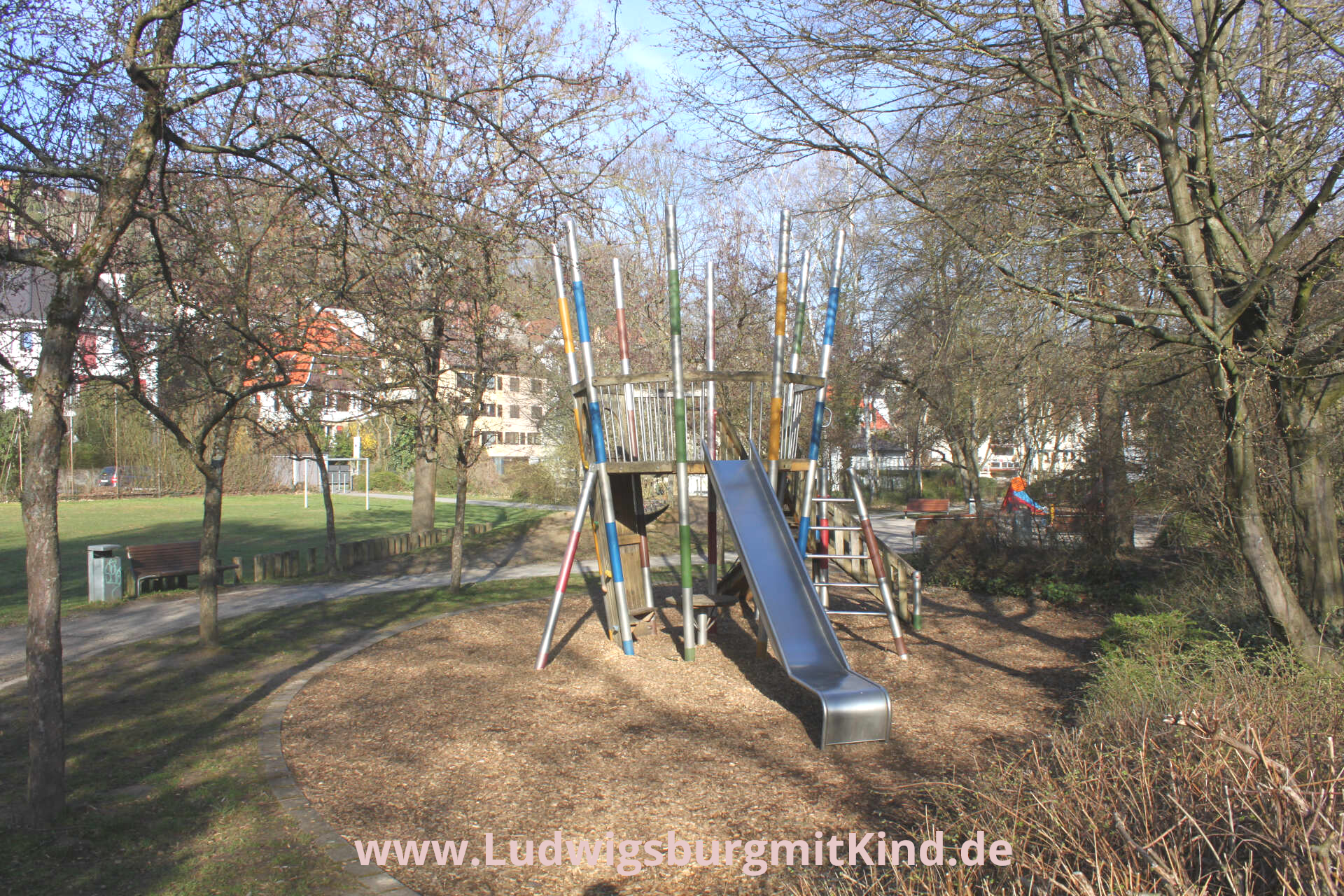 Ein KLettergerüst mit Rutsche auf dem Spielplatz in Ludwigsburg Hoheneck