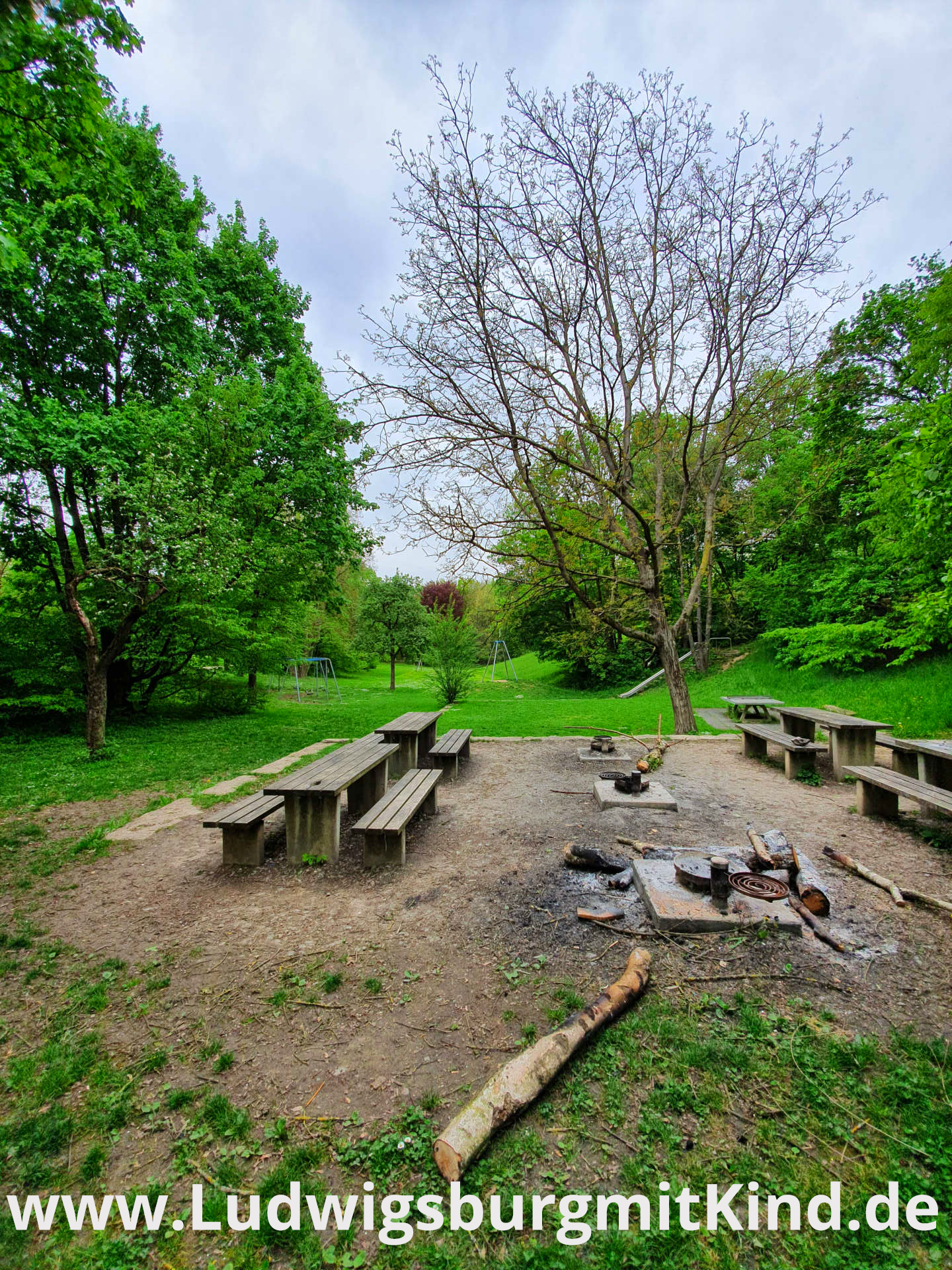 Eine Grillstelle auf dem Spielplatz mit Grillplatz in Ludwigsburg Neckarweihingen. Er wird Grillplatz Hörnle genannt.